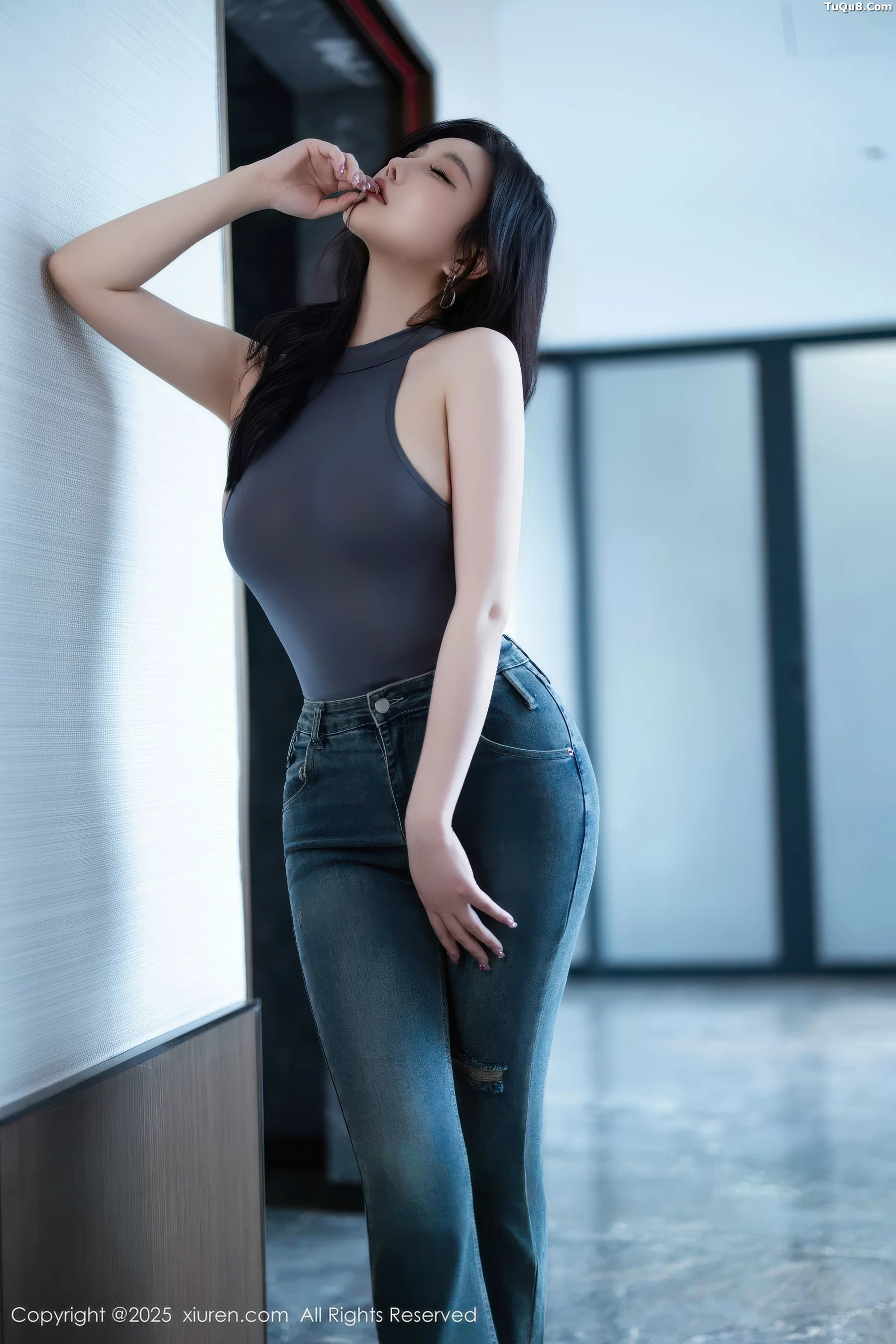   [XiuRen]高清写真图 2025.11.06 No.10952 杏子Yada 丰腴身材第9张图片