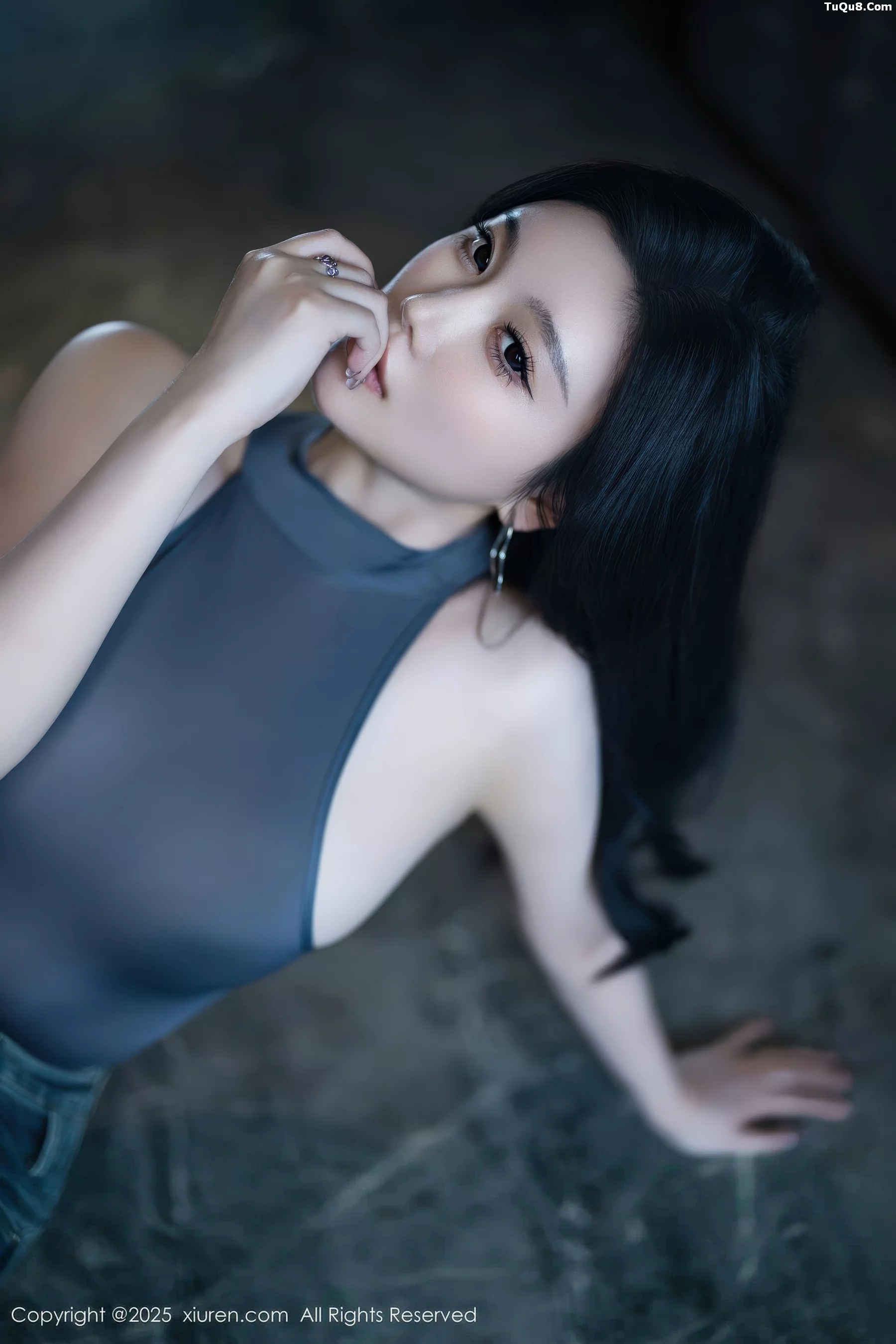   [XiuRen]高清写真图 2025.11.06 No.10952 杏子Yada 丰腴身材第14张图片