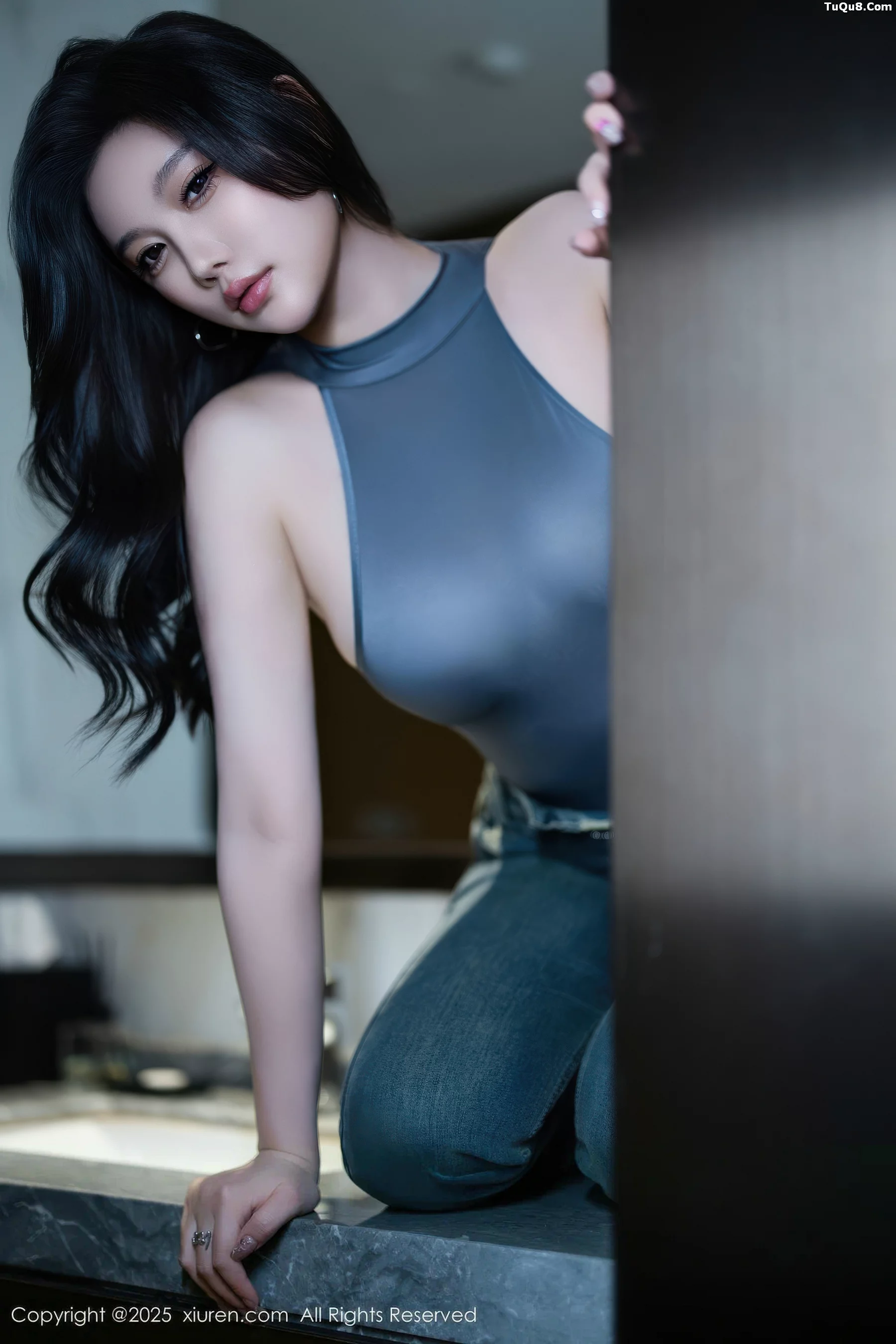   [XiuRen]高清写真图 2025.11.06 No.10952 杏子Yada 丰腴身材第23张图片