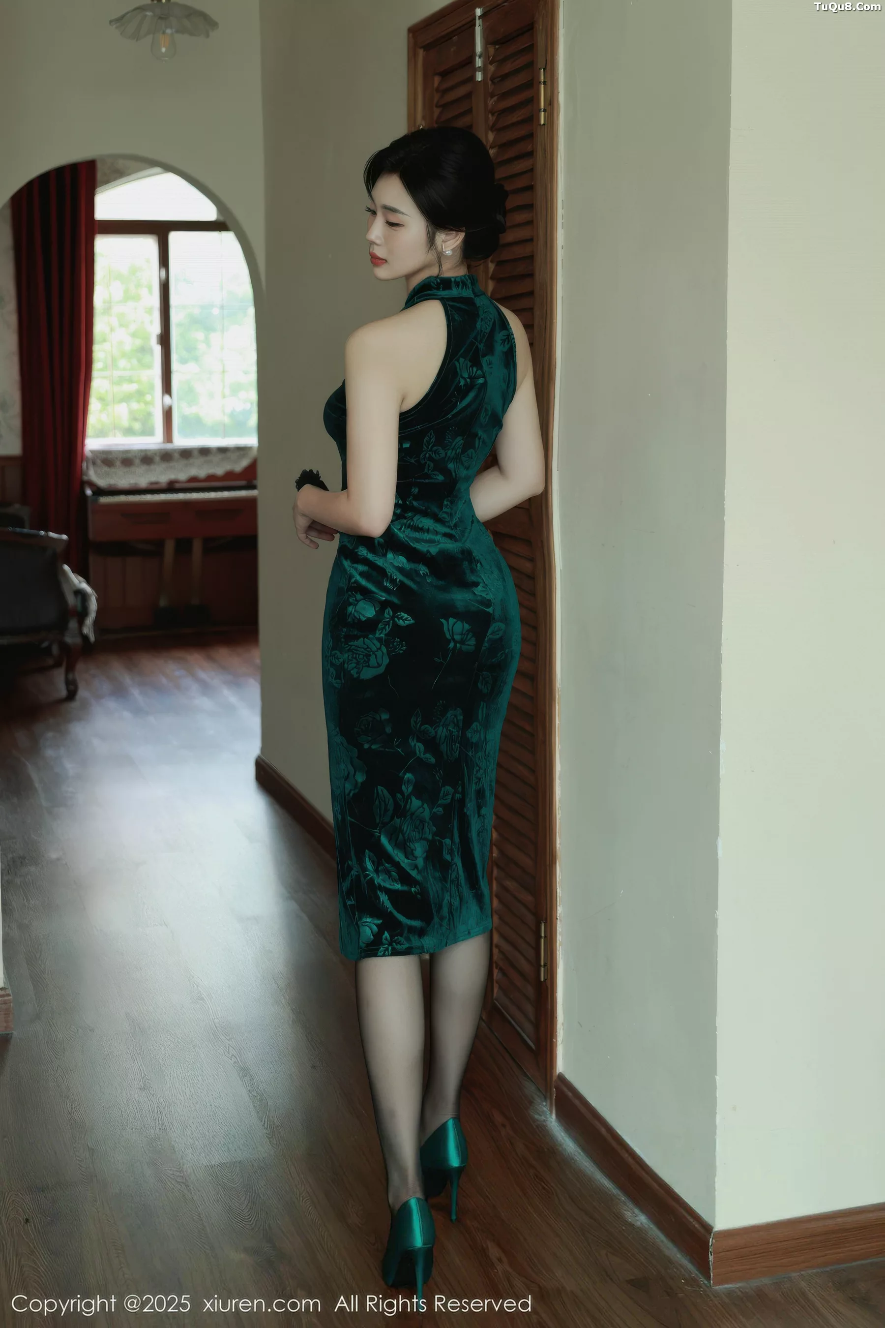   [XiuRen]高清写真图 2025.11.07 No.10962 南乔 蕾丝内衣第2张图片