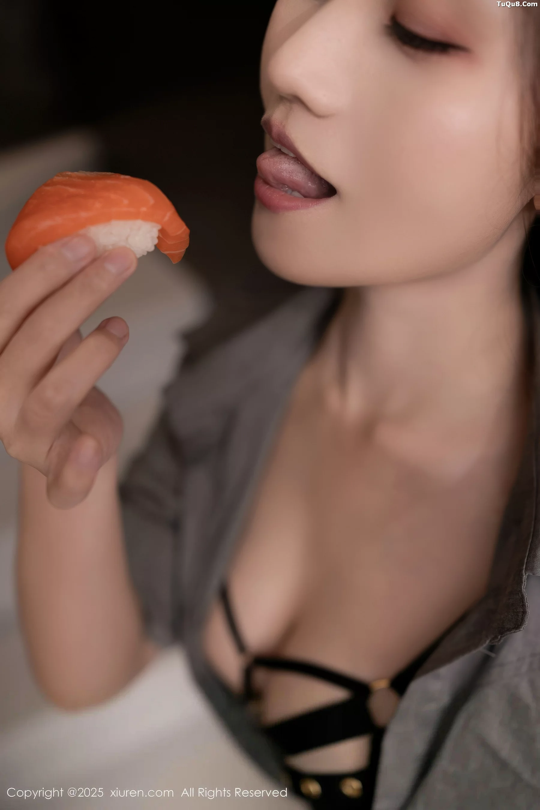   [XiuRen]高清写真图 2025.11.12 No.10978 杏子Yada 情趣内衣第19张图片