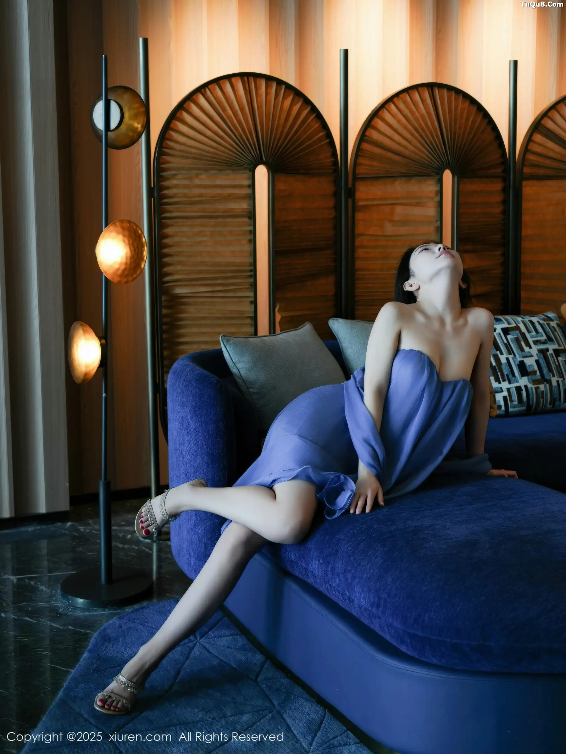   [XiuRen]高清写真图 2025.11.14 No.10988 烧烧小桃 性感长裙第1张图片