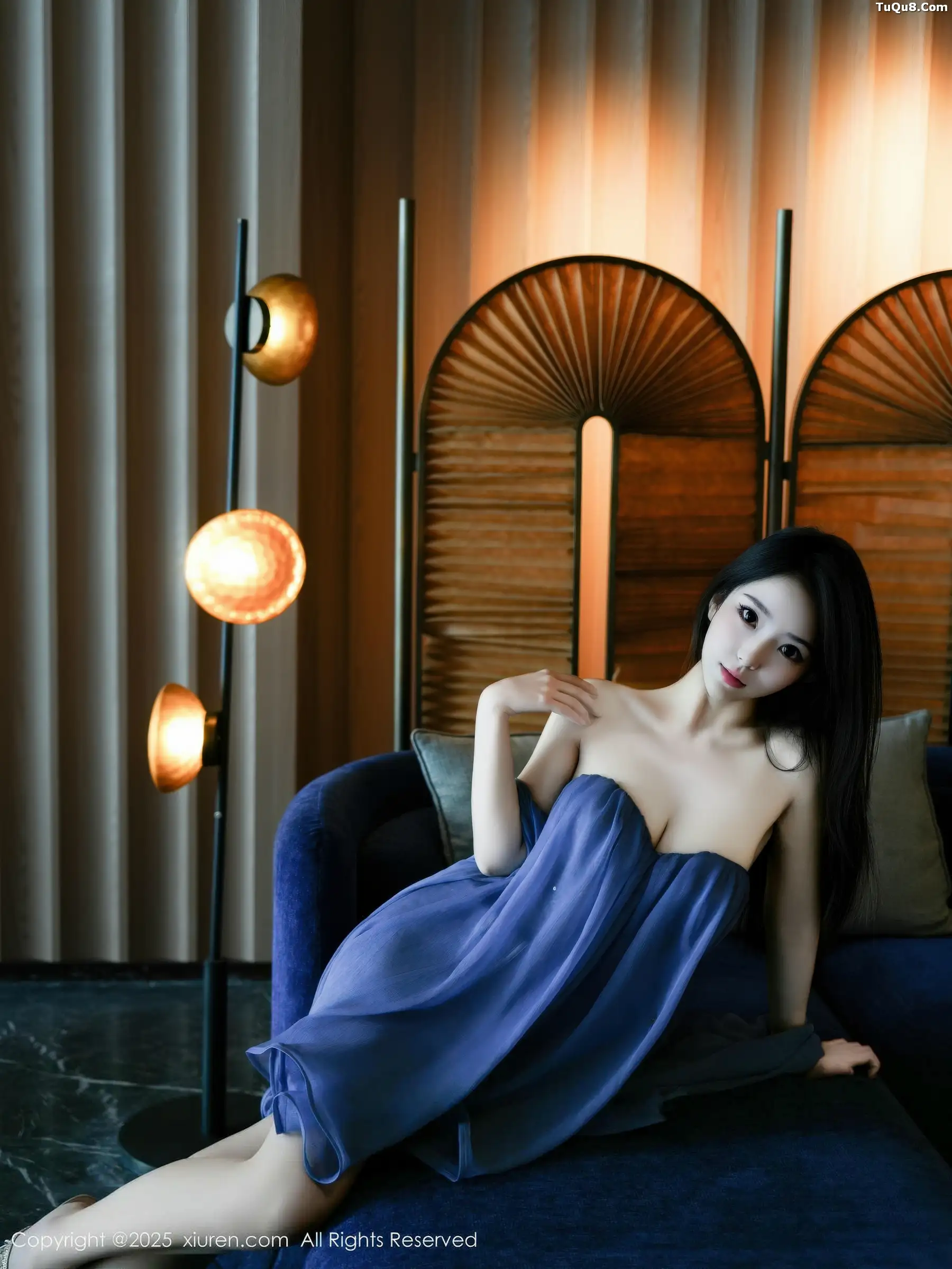   [XiuRen]高清写真图 2025.11.14 No.10988 烧烧小桃 性感长裙第3张图片