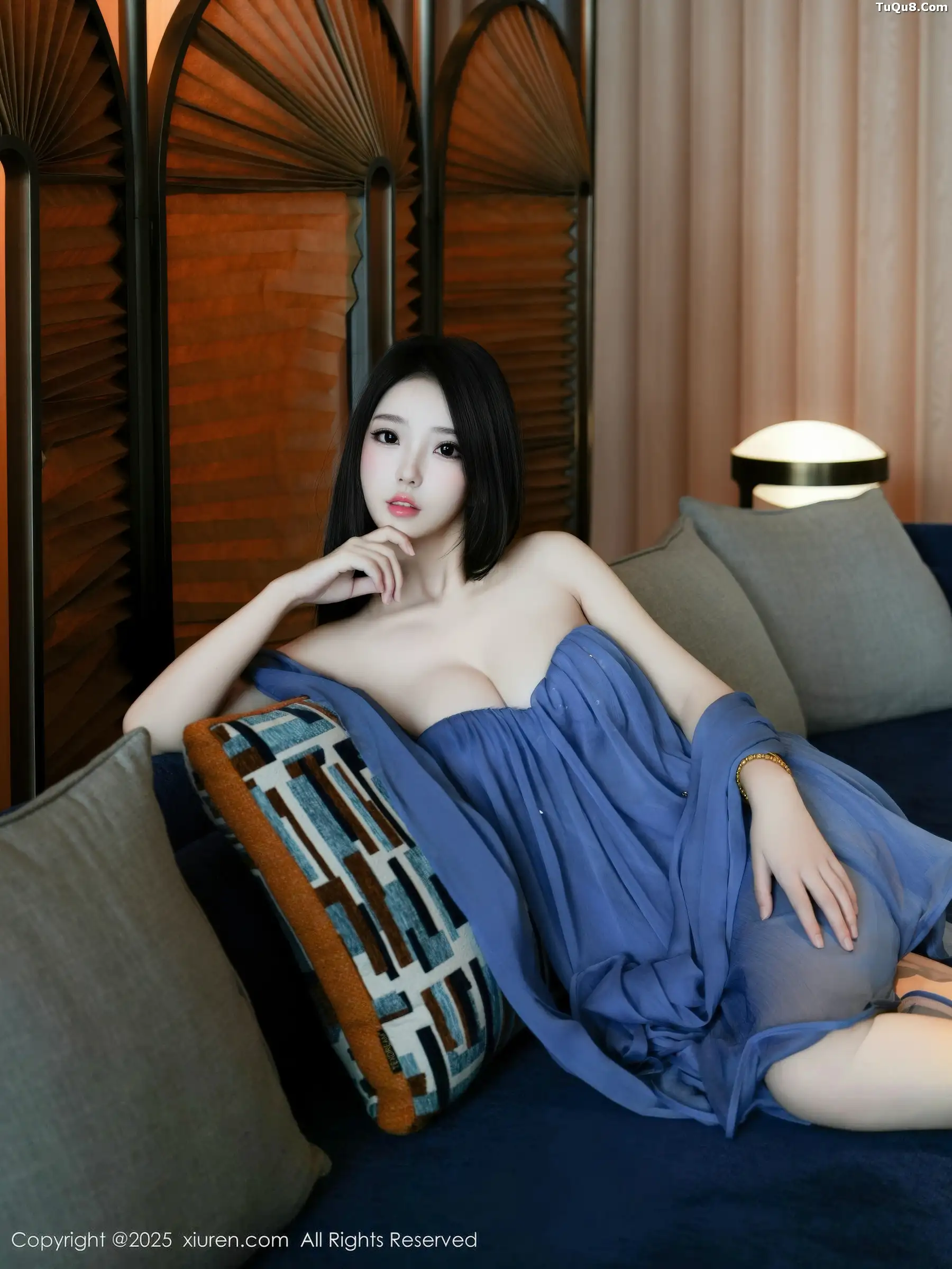   [XiuRen]高清写真图 2025.11.14 No.10988 烧烧小桃 性感长裙第6张图片