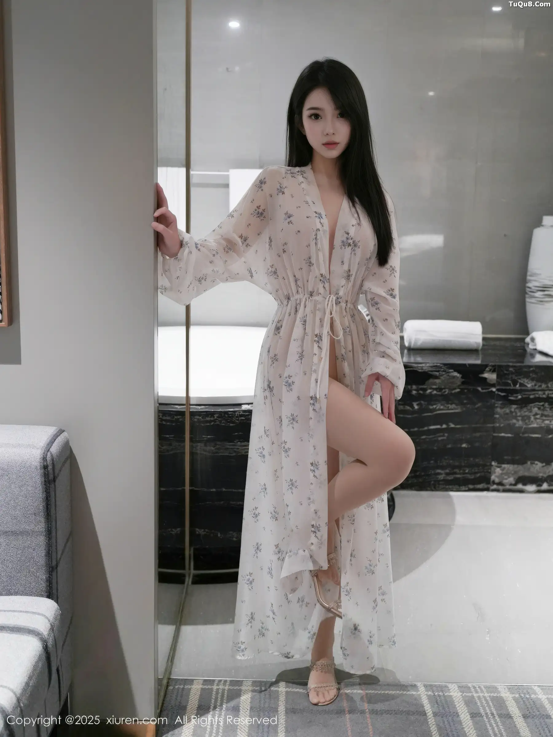   [XiuRen]高清写真图 2025.11.14 No.10988 烧烧小桃 性感长裙第22张图片