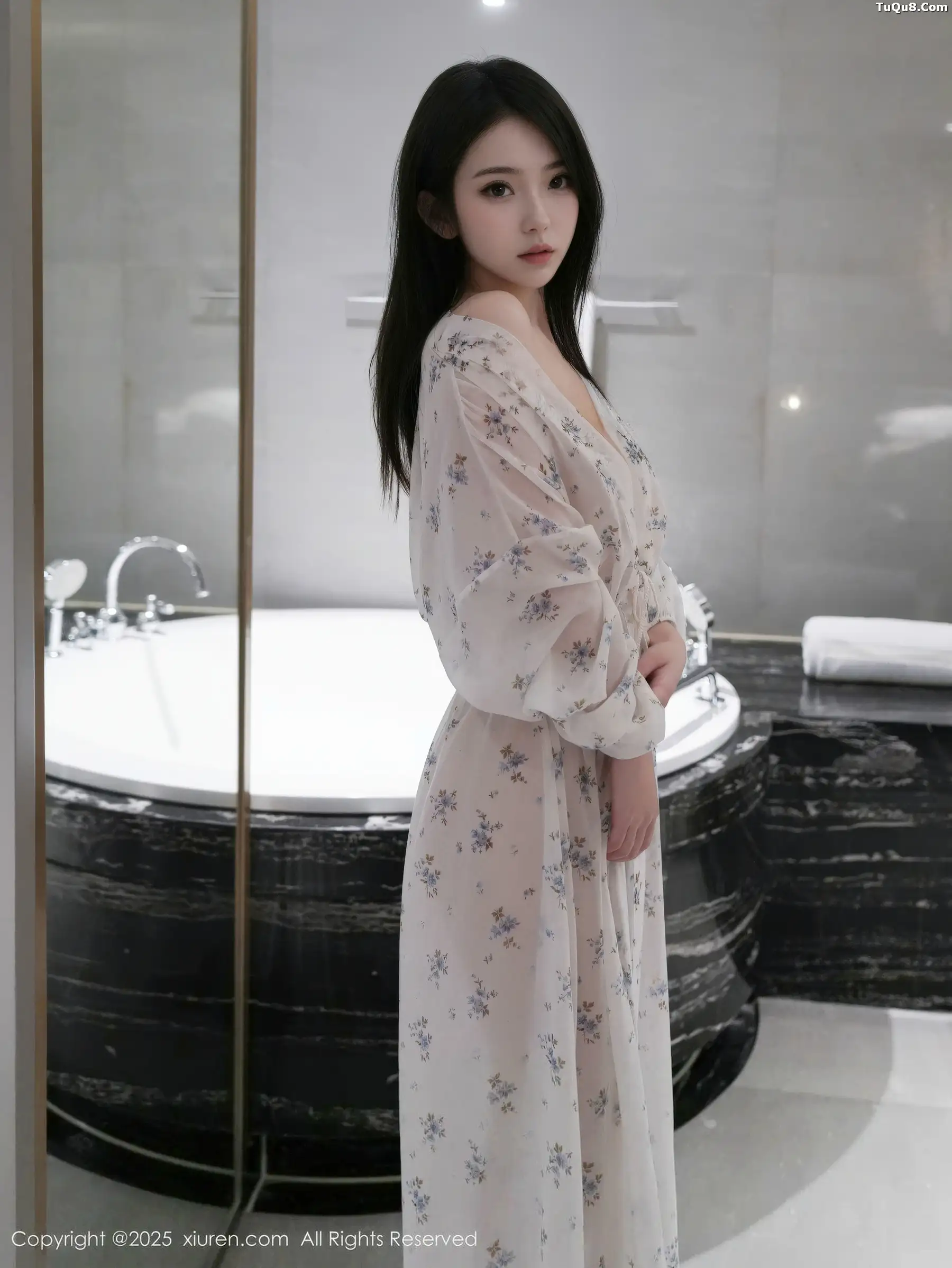   [XiuRen]高清写真图 2025.11.14 No.10988 烧烧小桃 性感长裙第27张图片