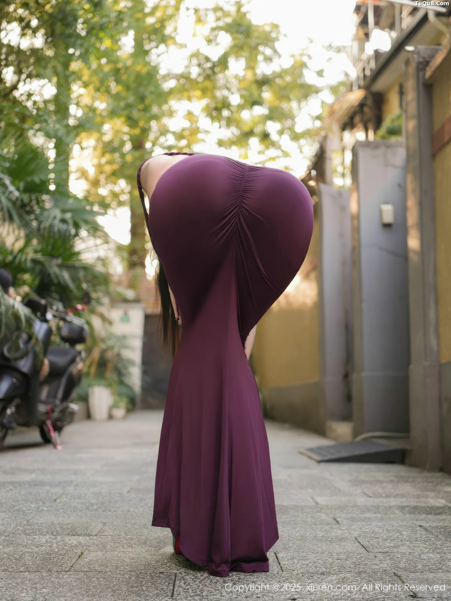   [XiuRen]高清写真图 2025.11.13 No.10979 Yuanbao 吊带长裙第10张图片