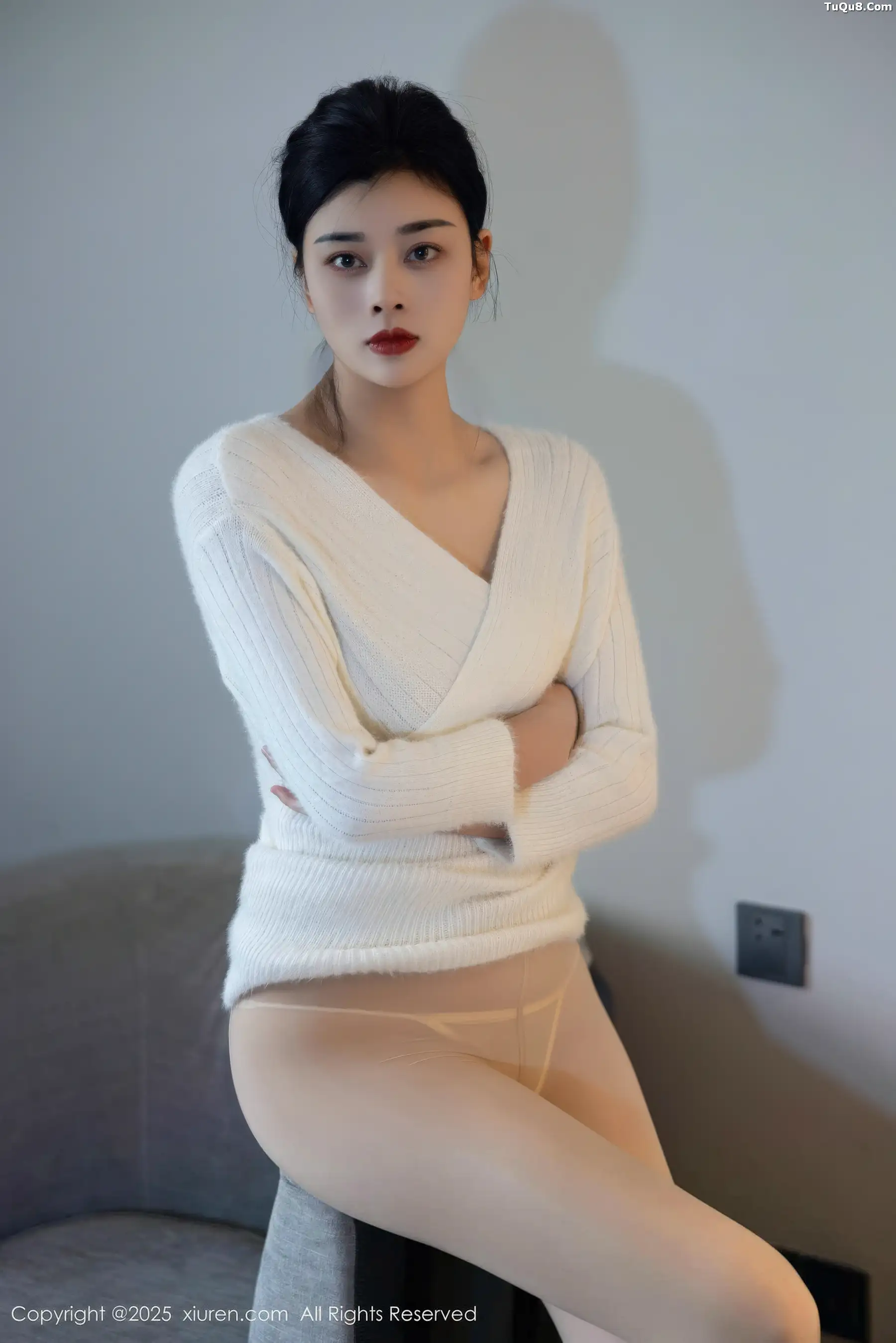   [XiuRen]高清写真图 2025.11.14 No.10986 徐清妍 肉色丝袜第23张图片