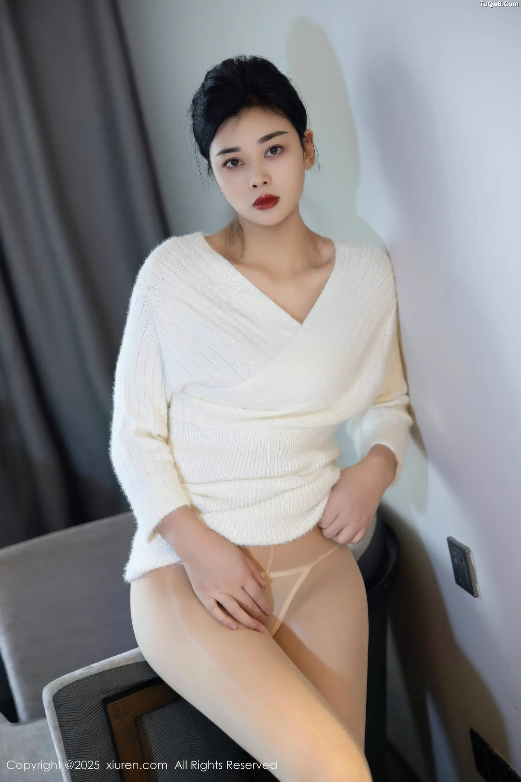   [XiuRen]高清写真图 2025.11.14 No.10986 徐清妍 肉色丝袜第25张图片