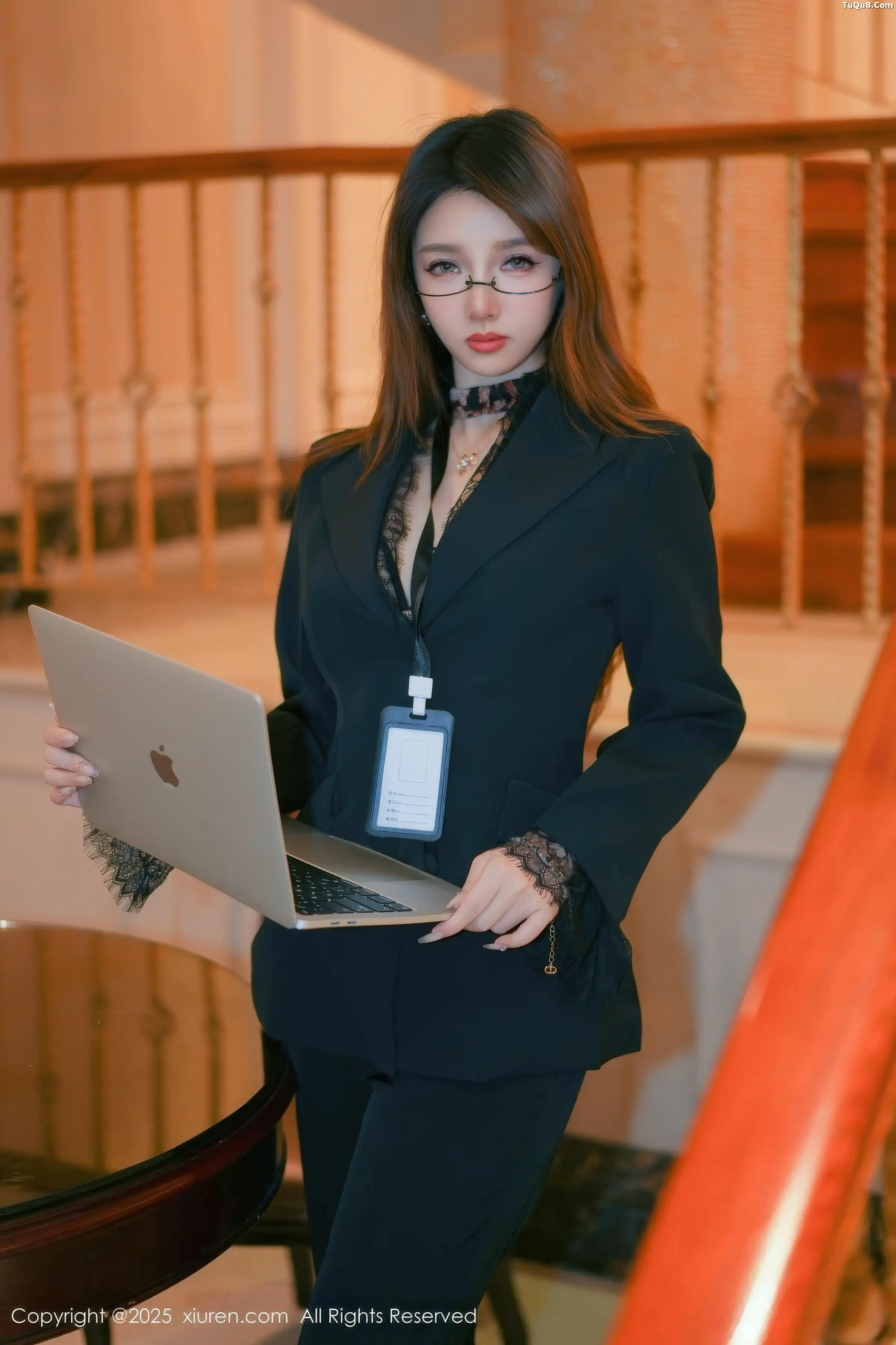   [XiuRen]高清写真图 2025.11.19 No.11007 Twins-夭夭 闪亮黑丝第1张图片