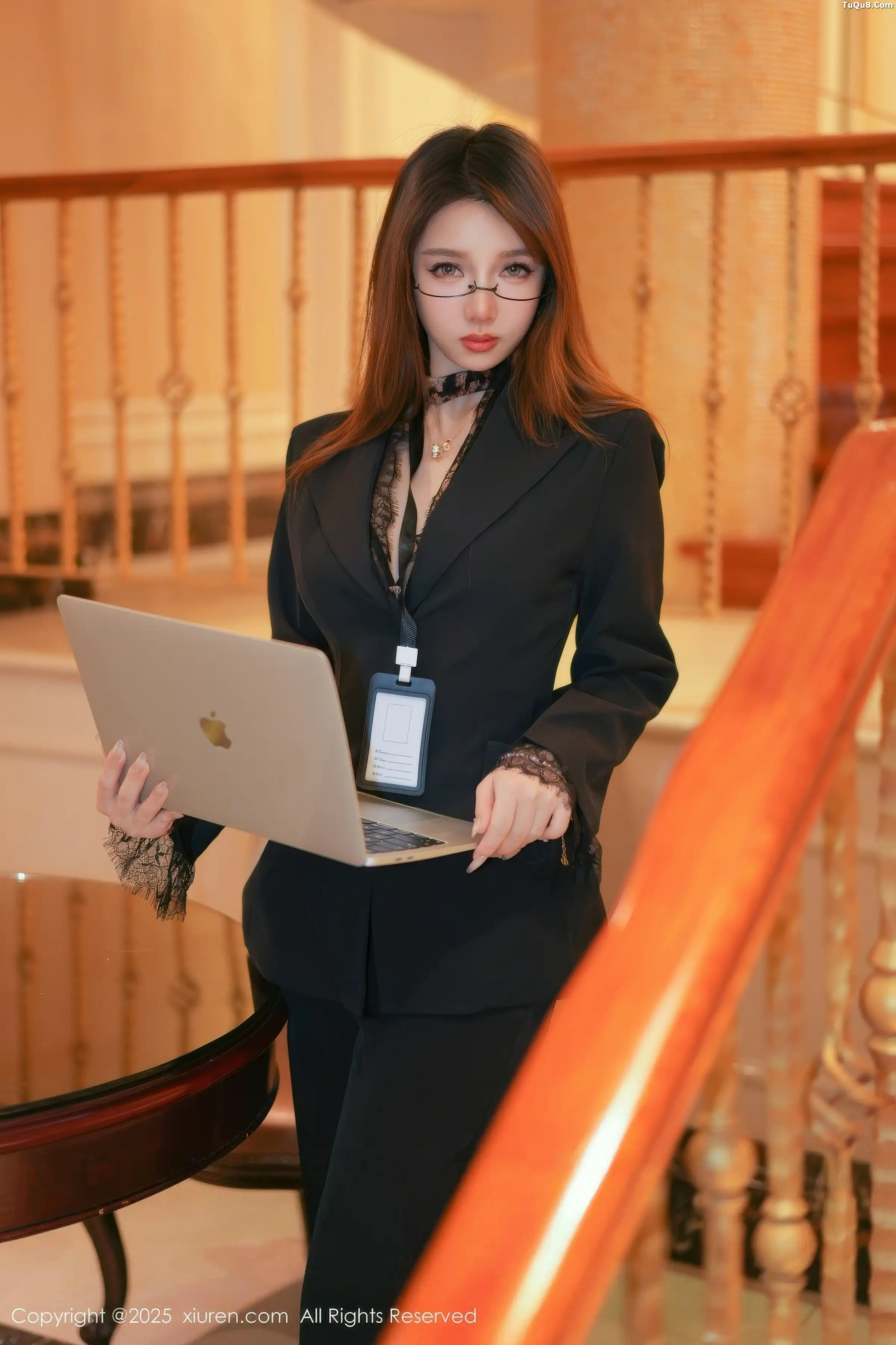   [XiuRen]高清写真图 2025.11.19 No.11007 Twins-夭夭 闪亮黑丝第3张图片