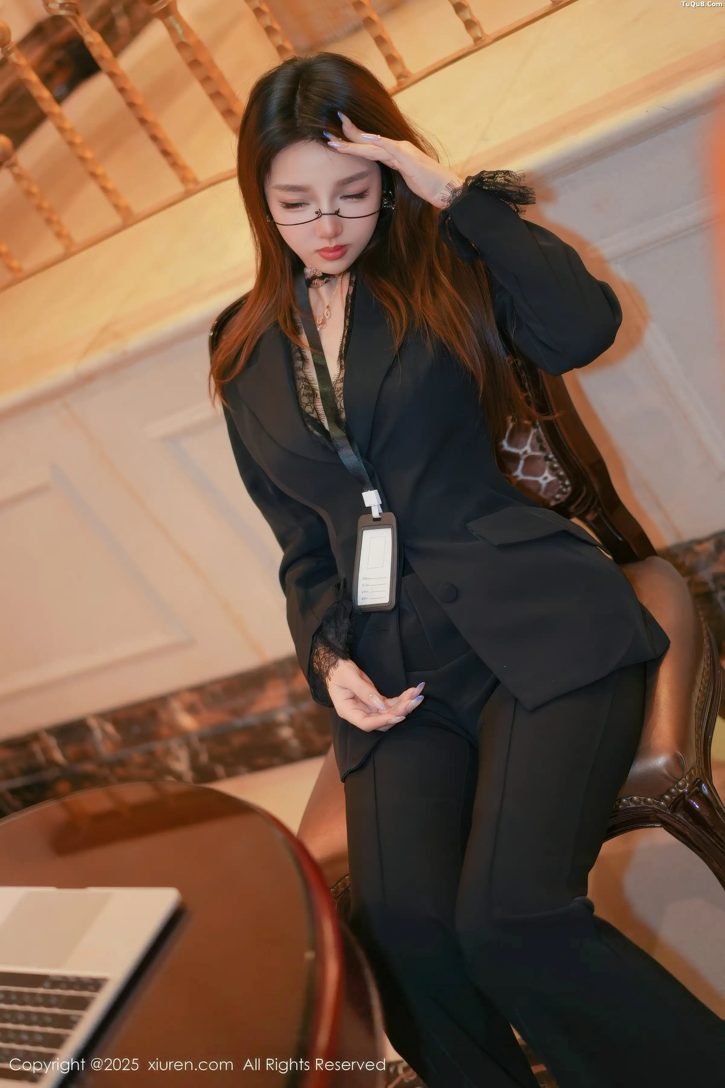   [XiuRen]高清写真图 2025.11.19 No.11007 Twins-夭夭 闪亮黑丝第11张图片