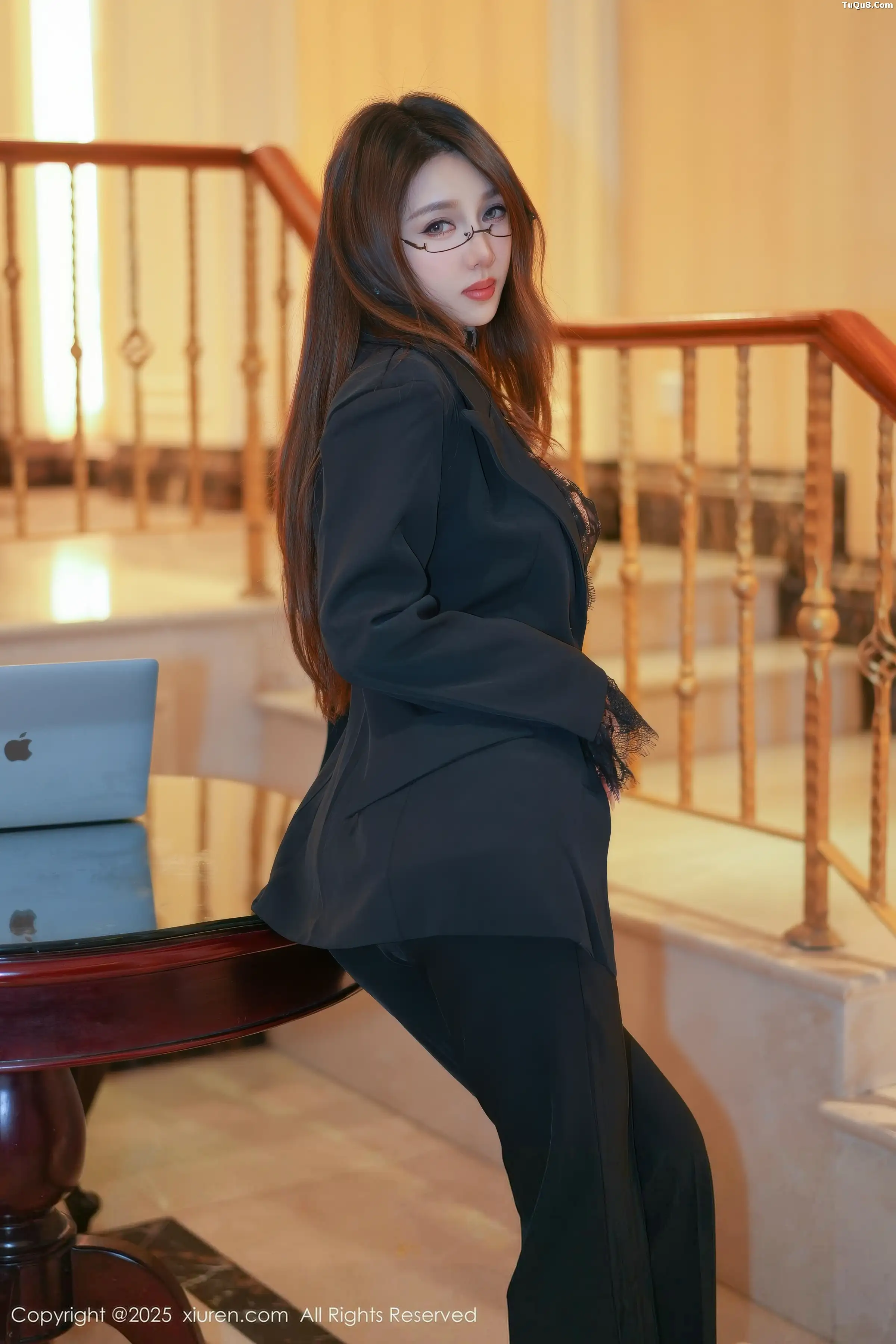   [XiuRen]高清写真图 2025.11.19 No.11007 Twins-夭夭 闪亮黑丝第13张图片