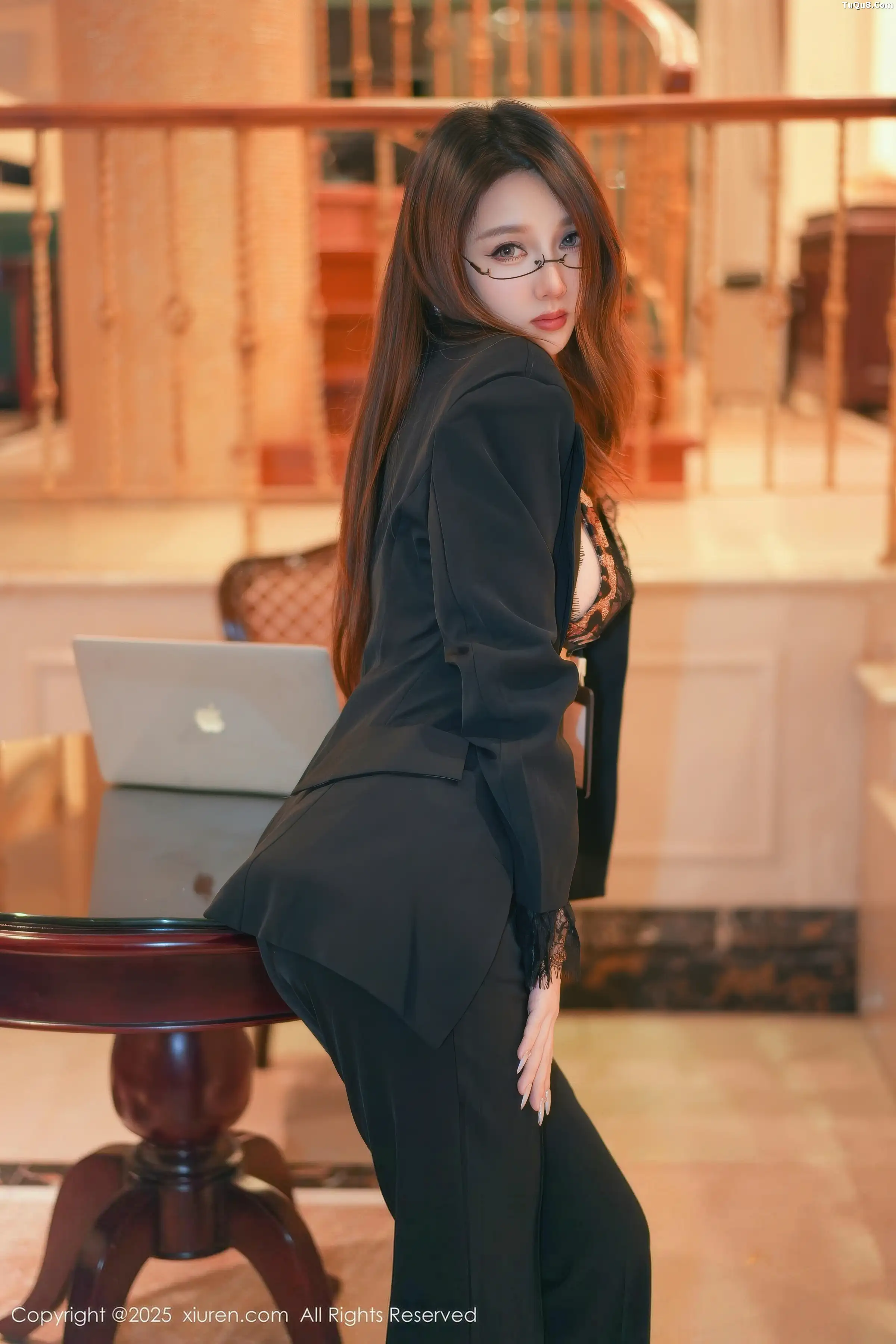   [XiuRen]高清写真图 2025.11.19 No.11007 Twins-夭夭 闪亮黑丝第14张图片