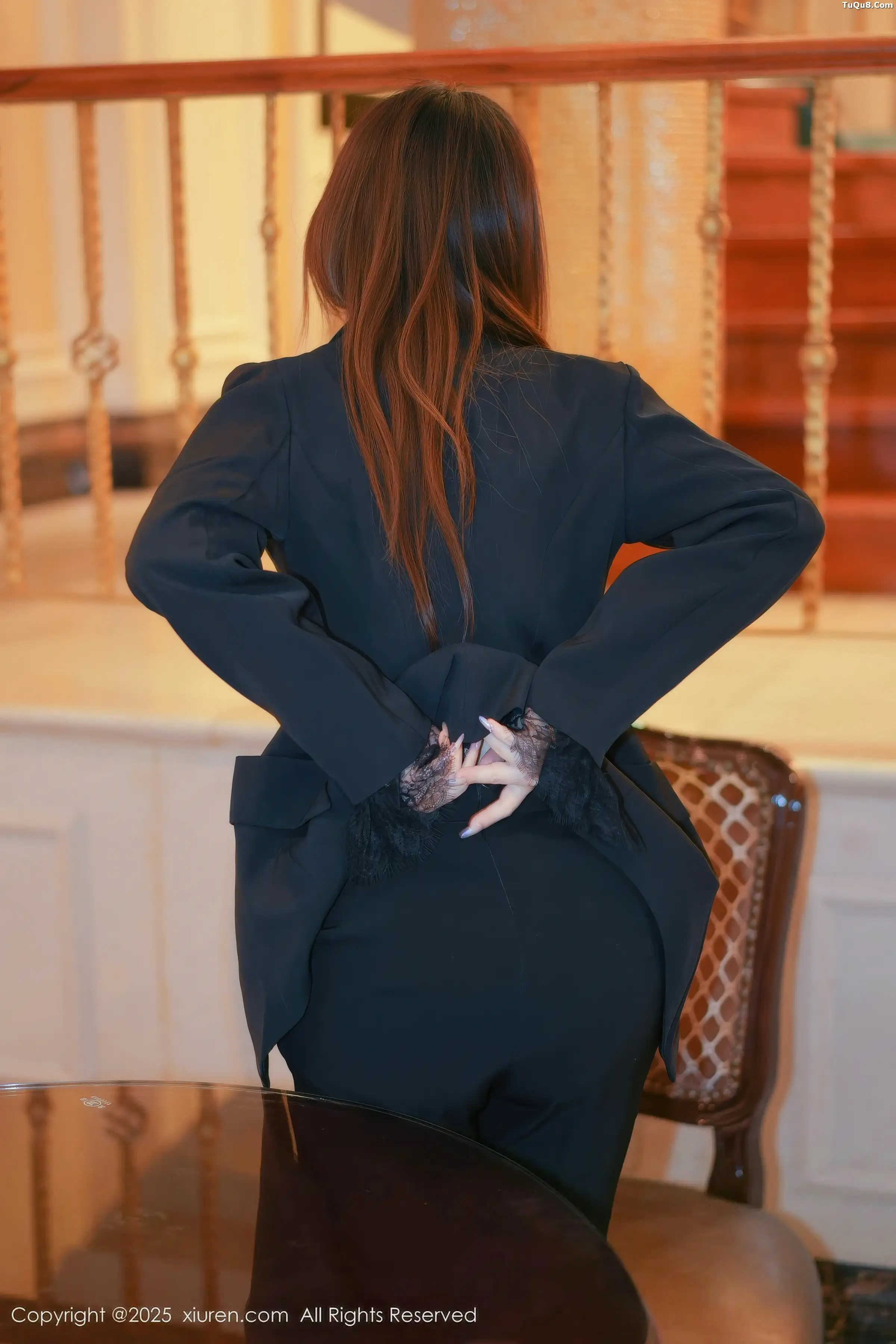   [XiuRen]高清写真图 2025.11.19 No.11007 Twins-夭夭 闪亮黑丝第18张图片