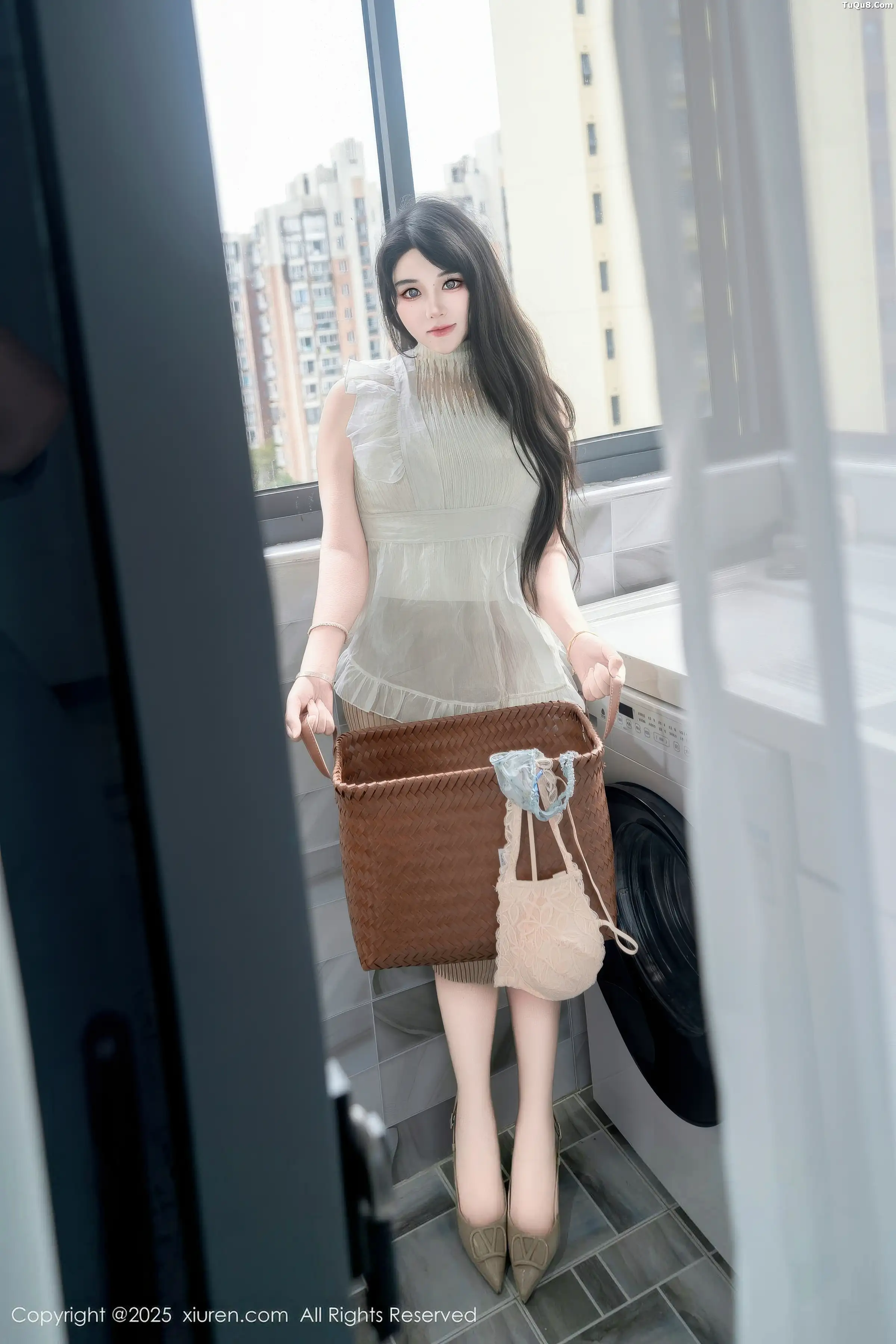   [XiuRen]高清写真图 2025.11.20 No.11010 汐汐爱吃草莓 家政姐姐第7张图片