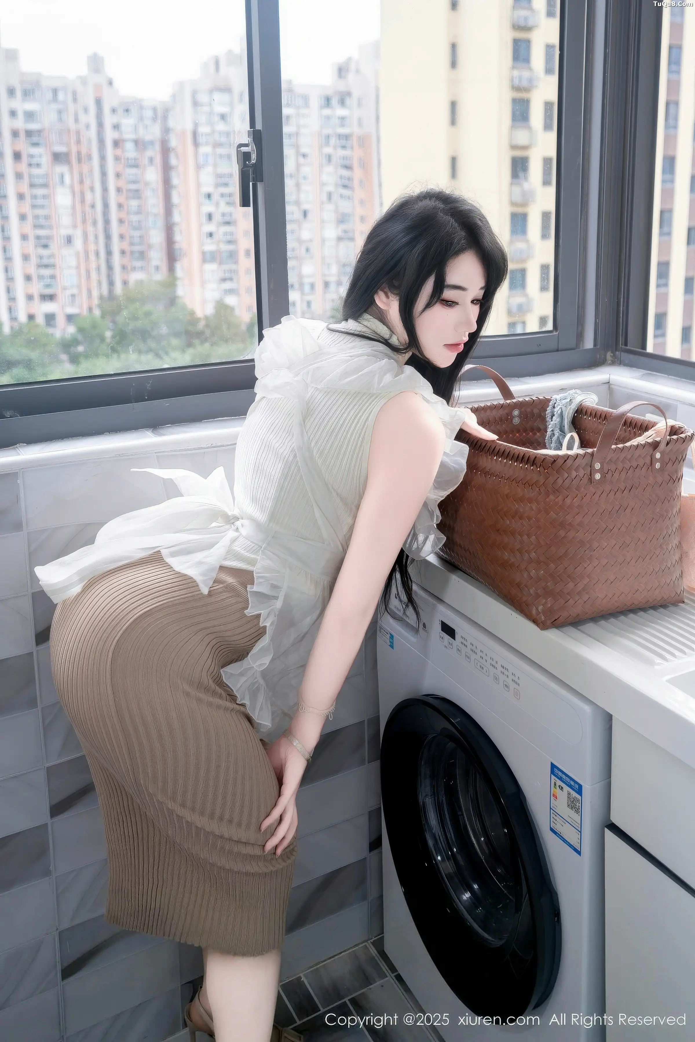   [XiuRen]高清写真图 2025.11.20 No.11010 汐汐爱吃草莓 家政姐姐第8张图片