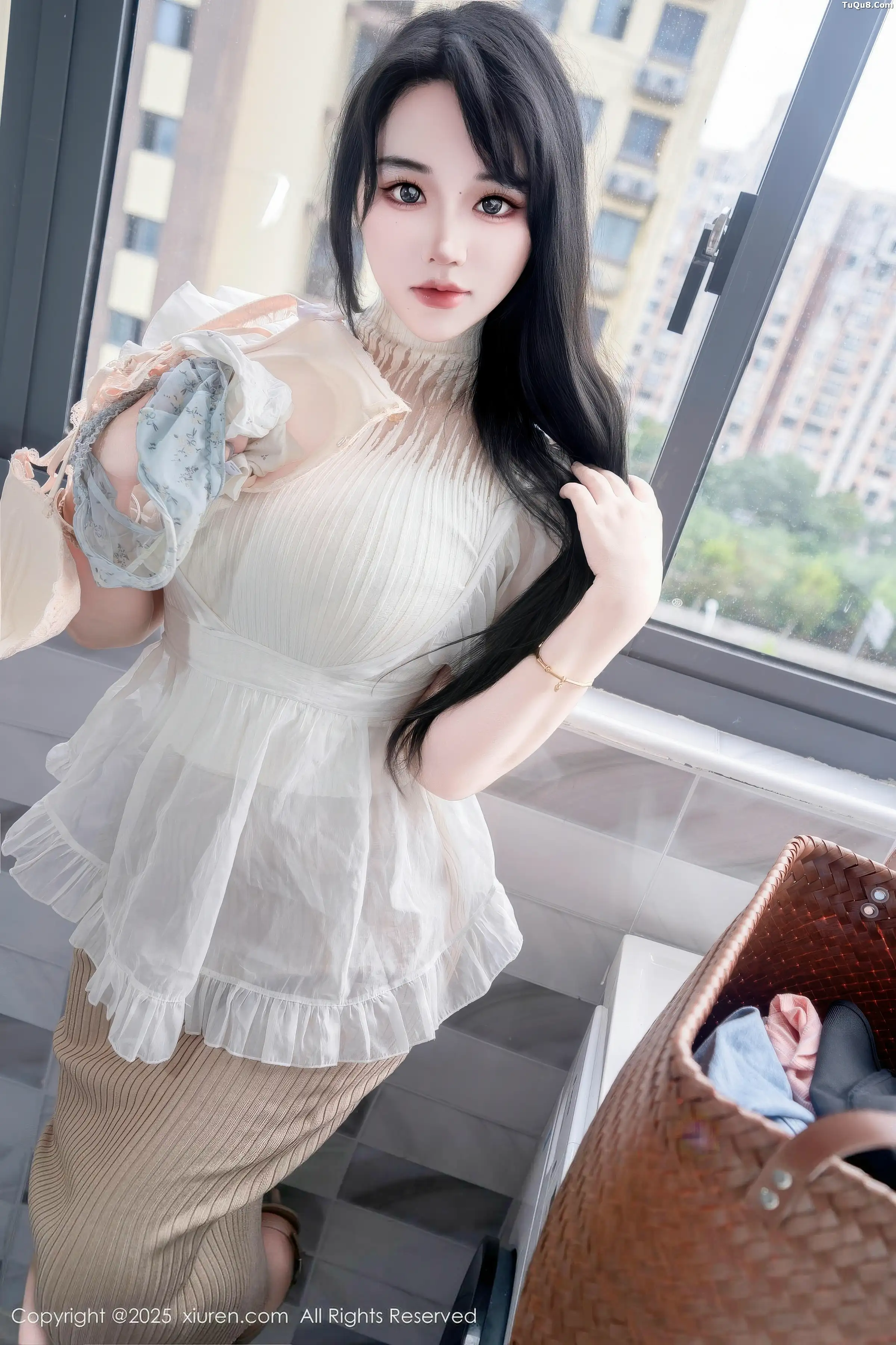   [XiuRen]高清写真图 2025.11.20 No.11010 汐汐爱吃草莓 家政姐姐第10张图片