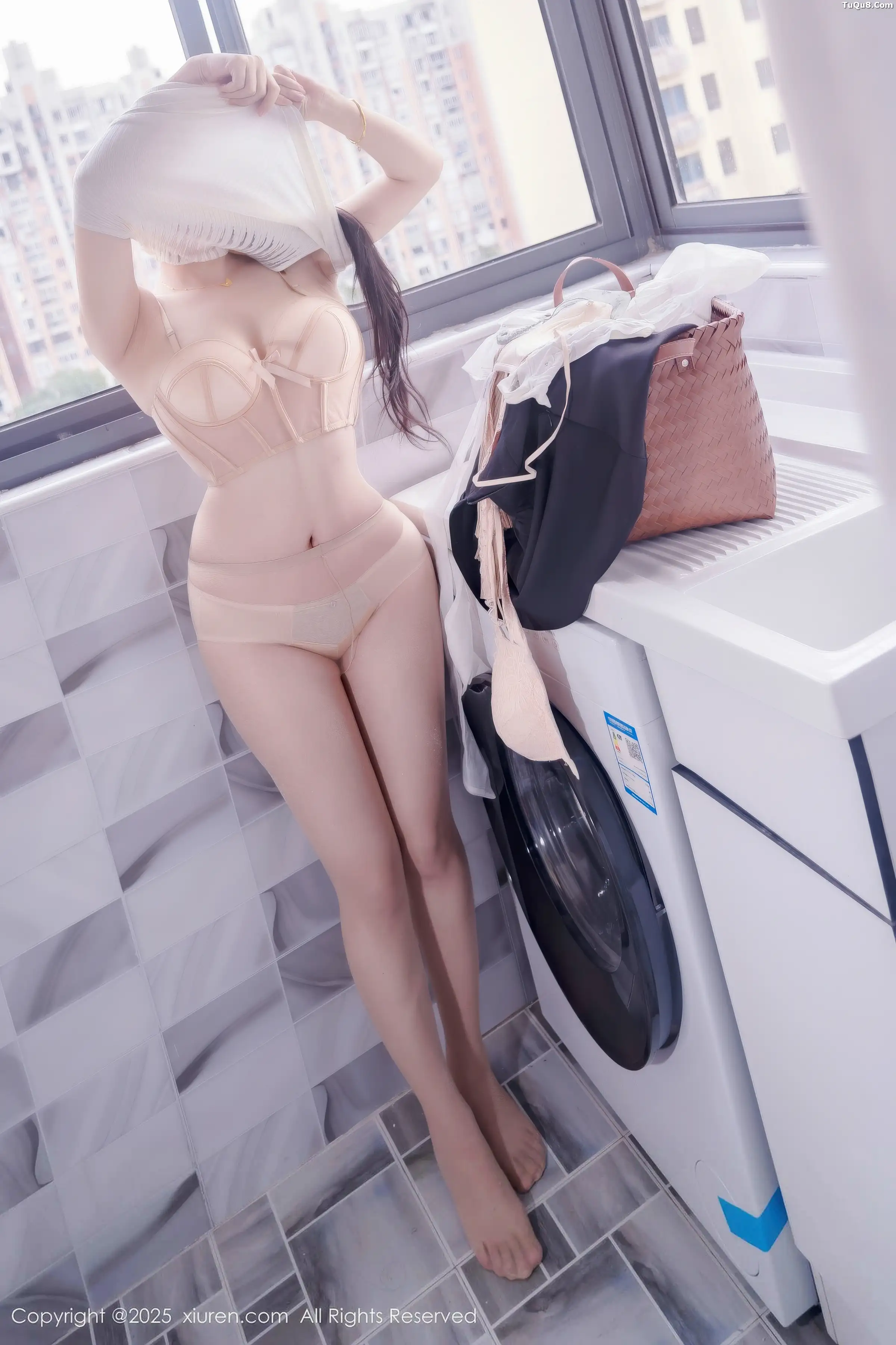   [XiuRen]高清写真图 2025.11.20 No.11010 汐汐爱吃草莓 家政姐姐第17张图片