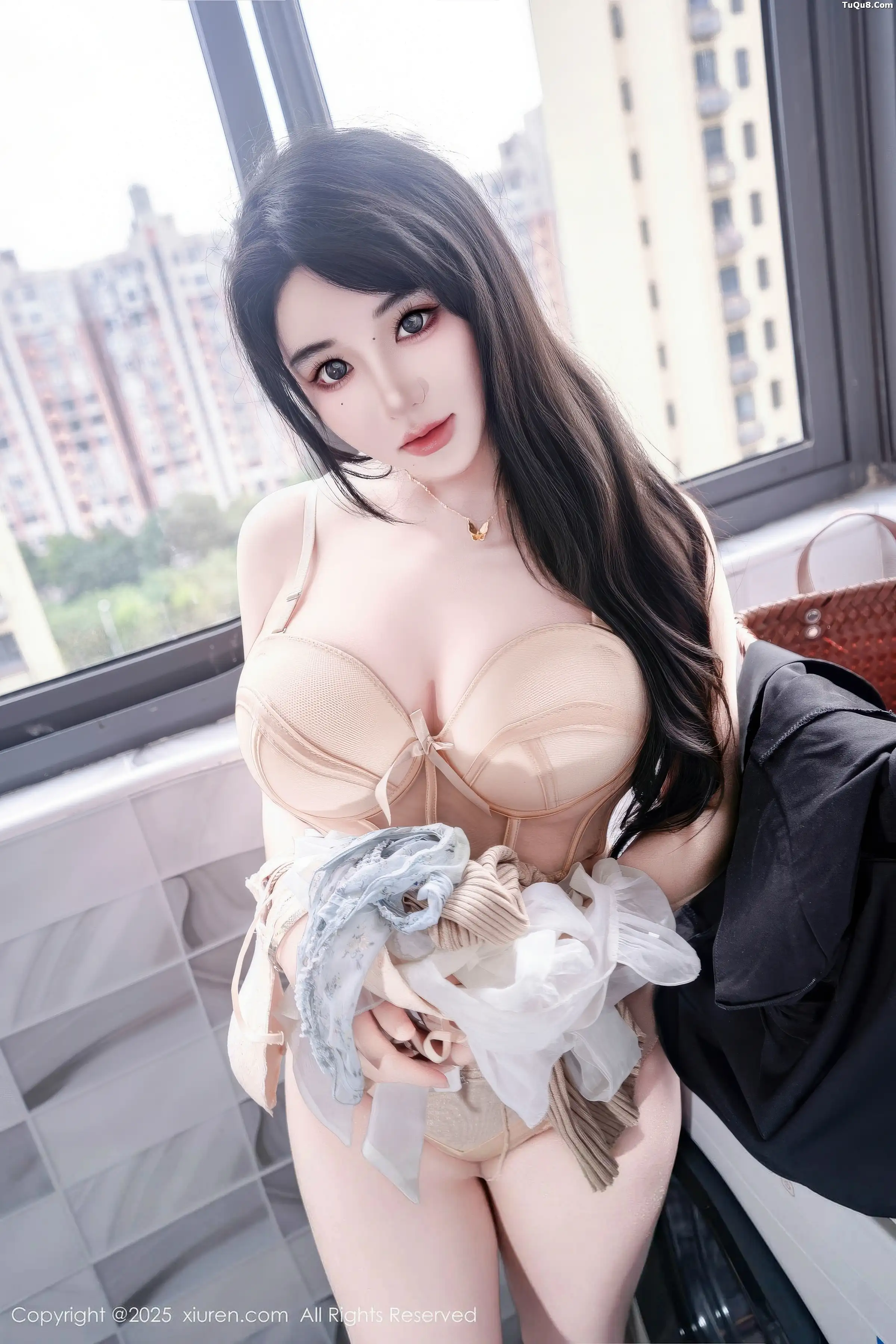   [XiuRen]高清写真图 2025.11.20 No.11010 汐汐爱吃草莓 家政姐姐第20张图片