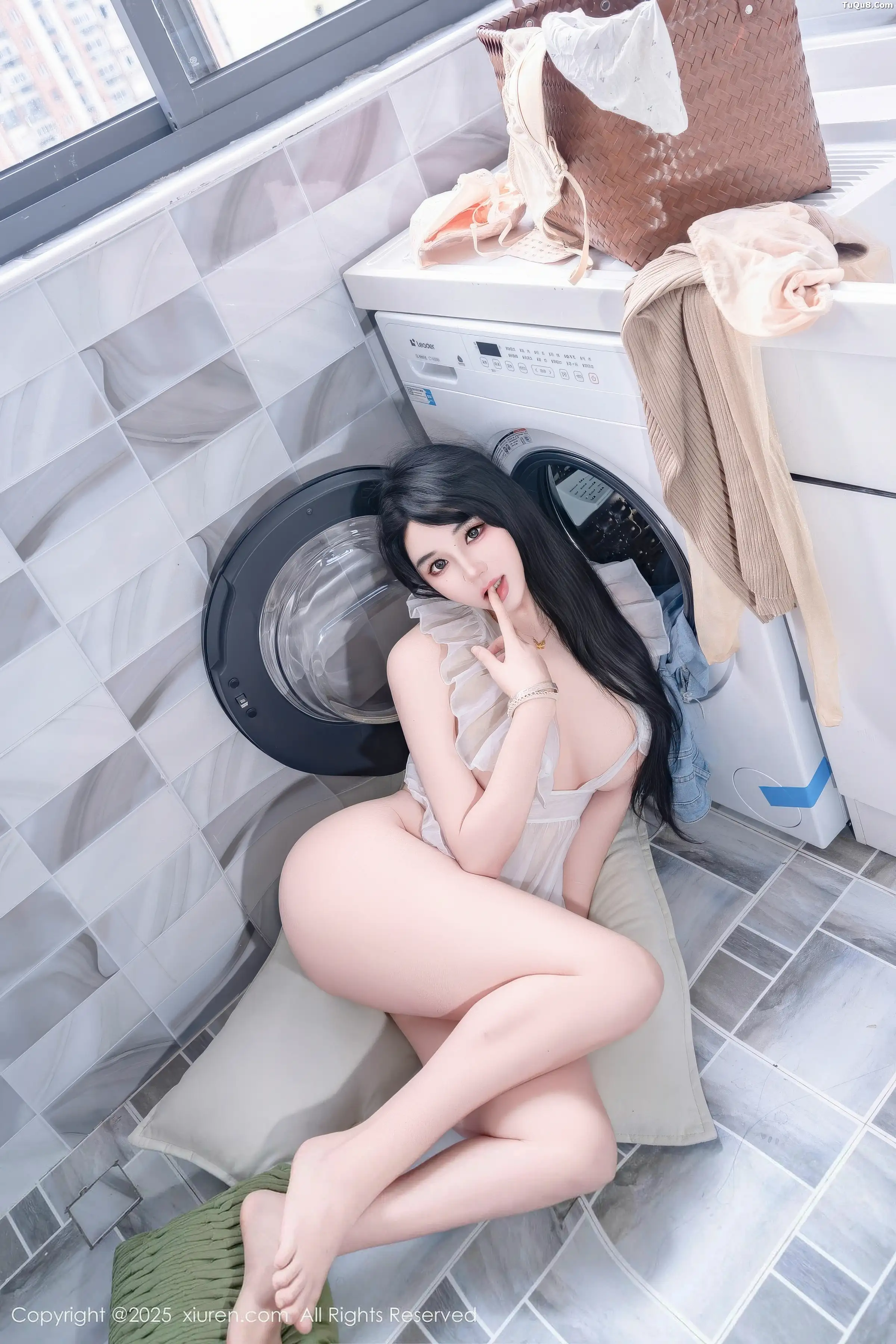   [XiuRen]高清写真图 2025.11.20 No.11010 汐汐爱吃草莓 家政姐姐第53张图片