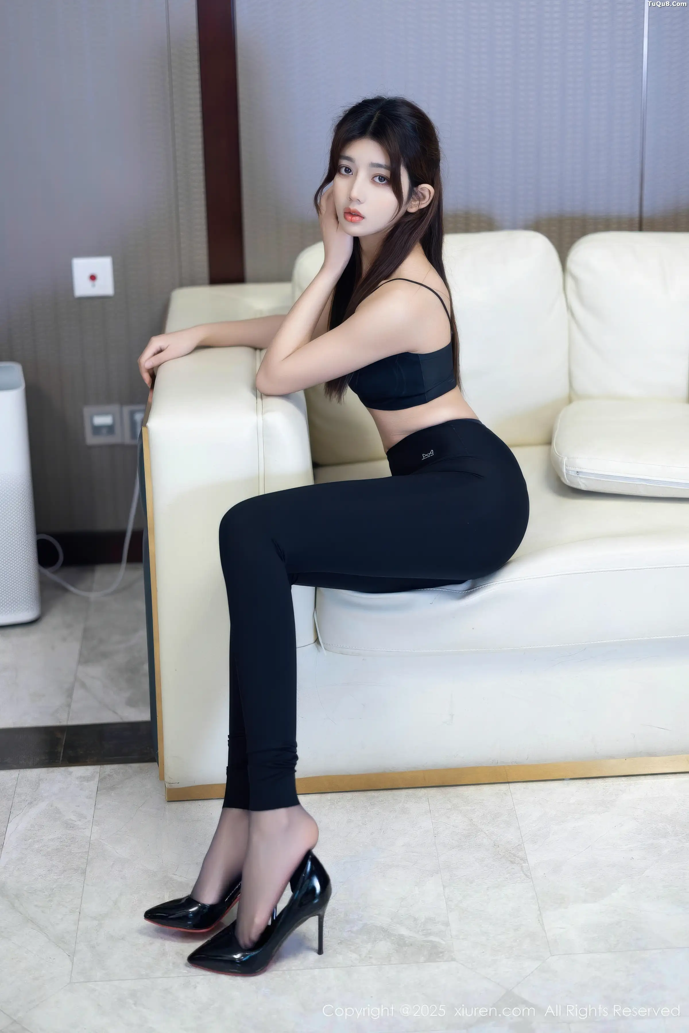   [XiuRen]高清写真图 2025.11.21 No.11015 姜冉冉_Renee@ 无内黑丝第3张图片