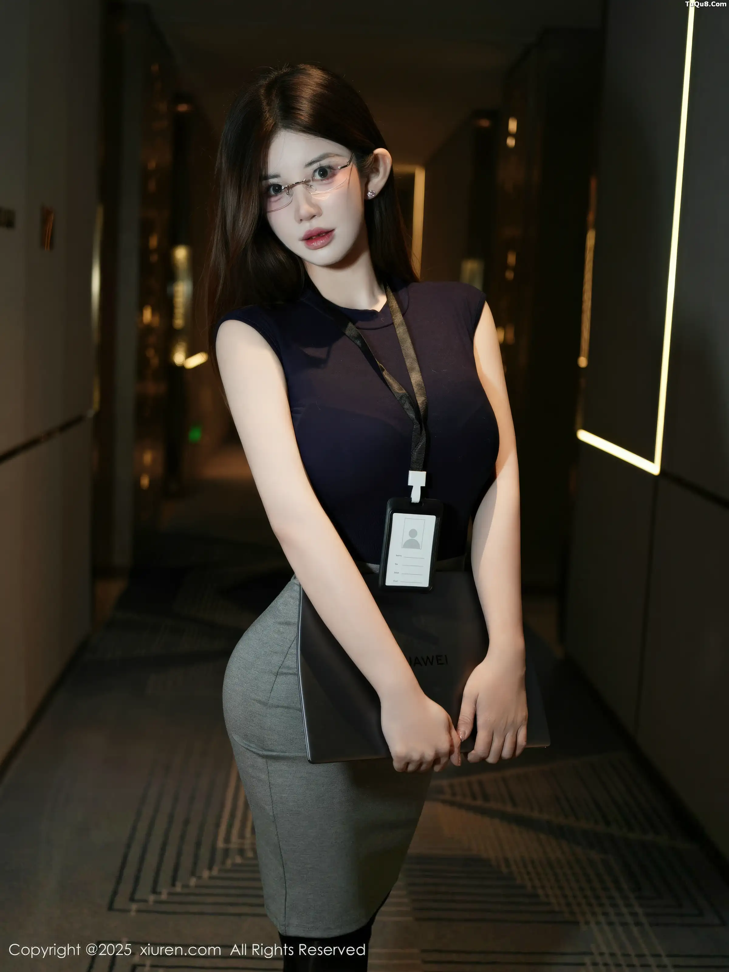   [XiuRen]高清写真图 2025.11.24 No.11023 苏甜橙子 闪亮黑丝第1张图片