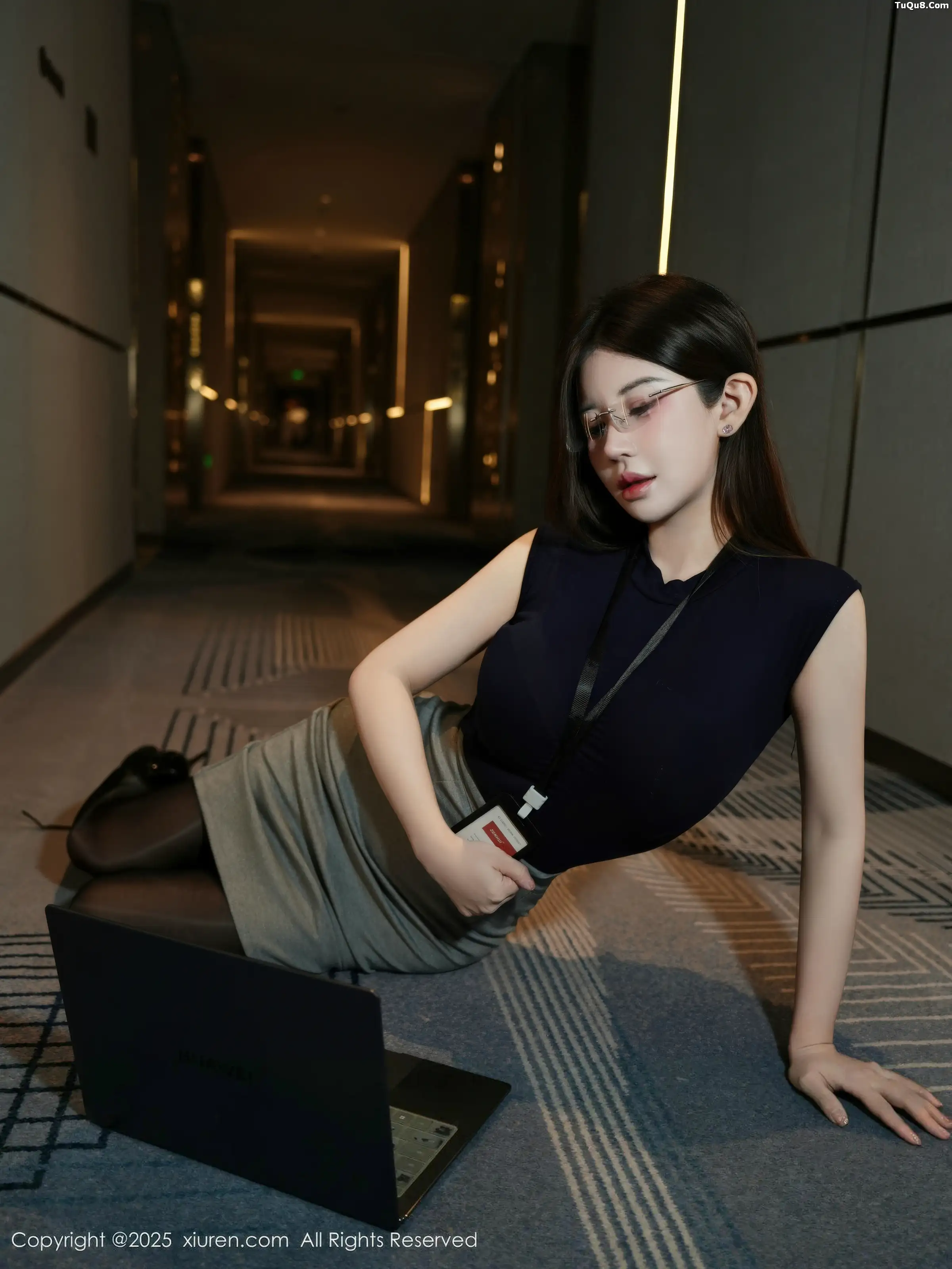   [XiuRen]高清写真图 2025.11.24 No.11023 苏甜橙子 闪亮黑丝第4张图片