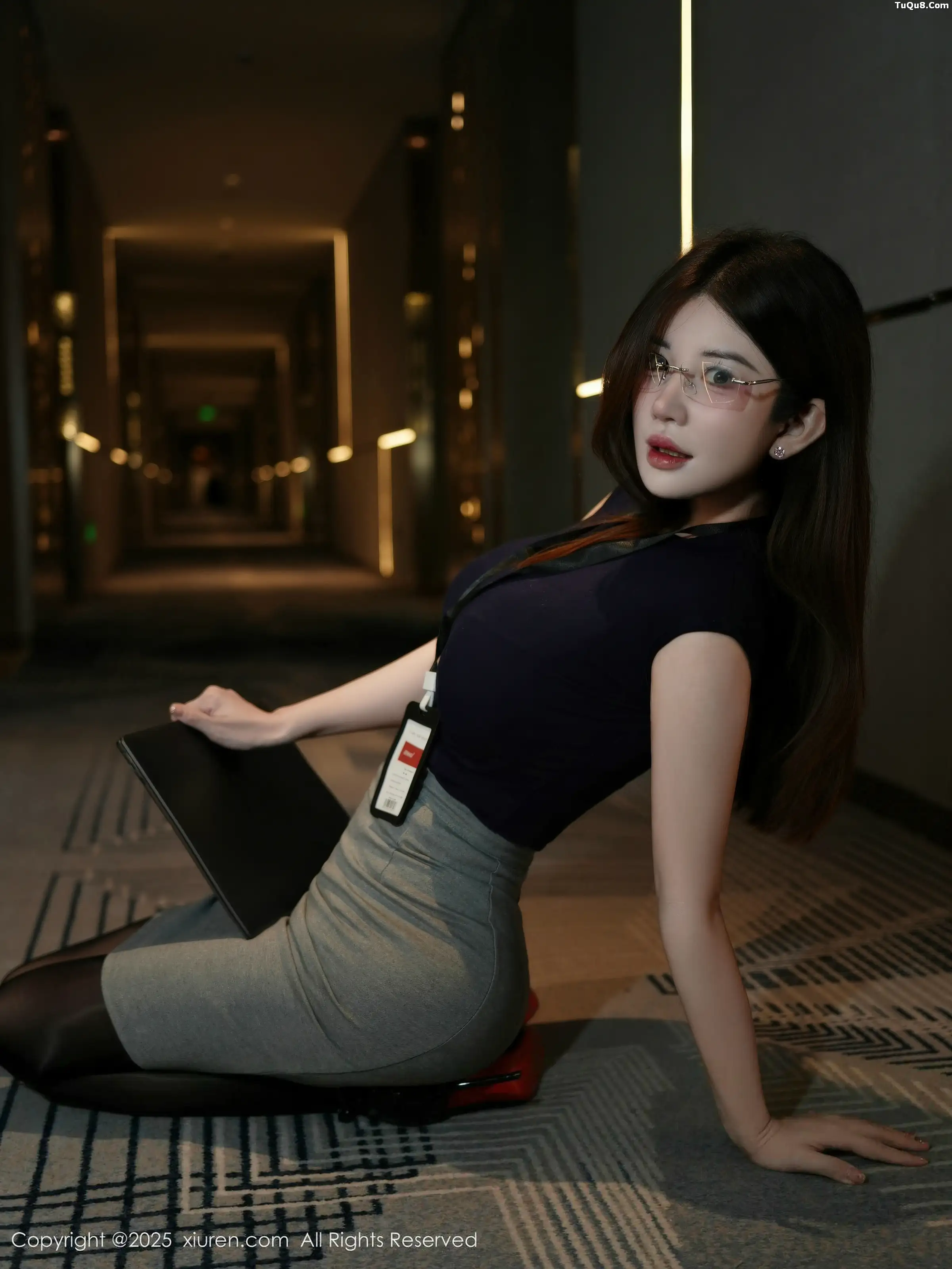   [XiuRen]高清写真图 2025.11.24 No.11023 苏甜橙子 闪亮黑丝第5张图片