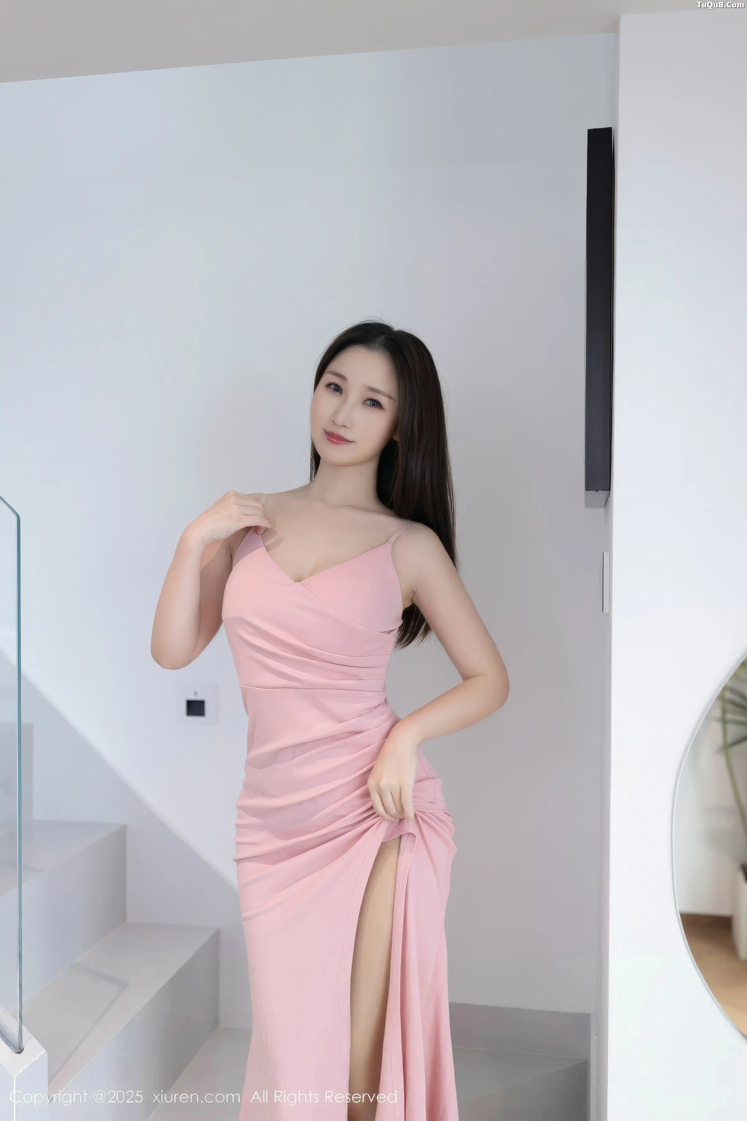   [XiuRen]高清写真图 2025.11.26 No.11034 杏子Yada 闪亮白丝第2张图片