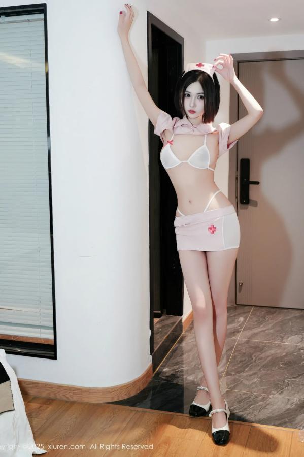   [XiuRen]高清写真图 2025.12.16 No.11111 奶芙酱-EVA 粉色护士制服第4张图片