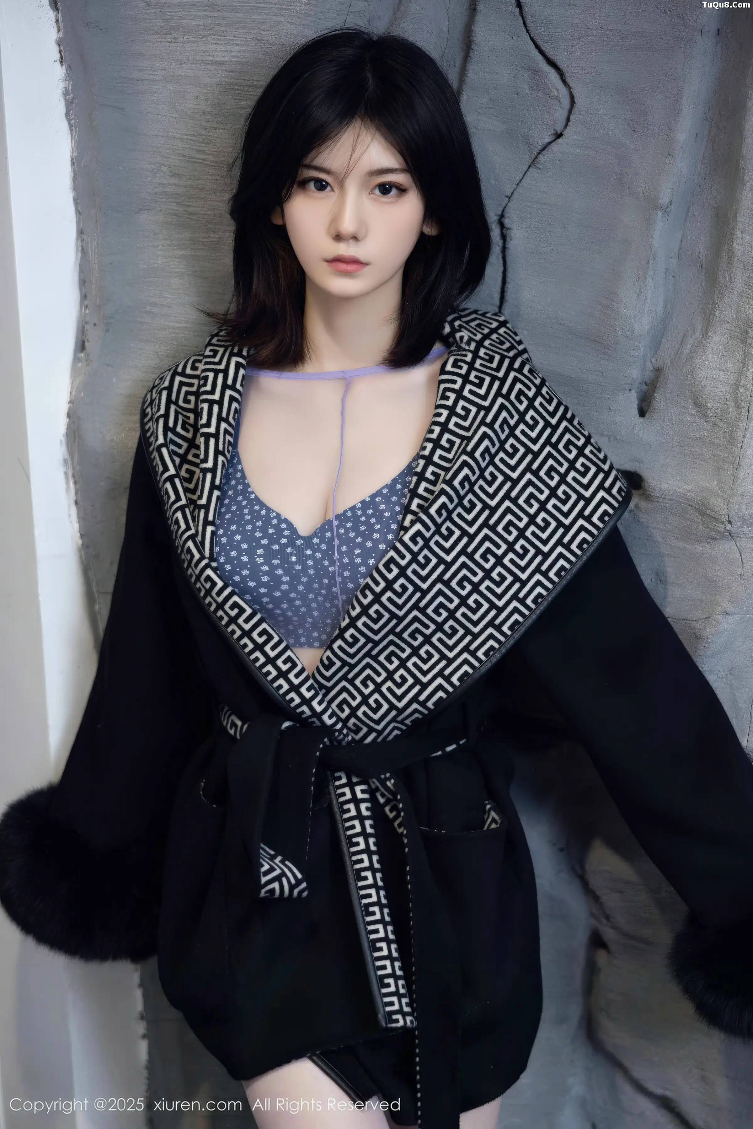   [XiuRen]高清写真图 2025.12.19 No.11131 凌七七 紫色连体丝袜第5张图片