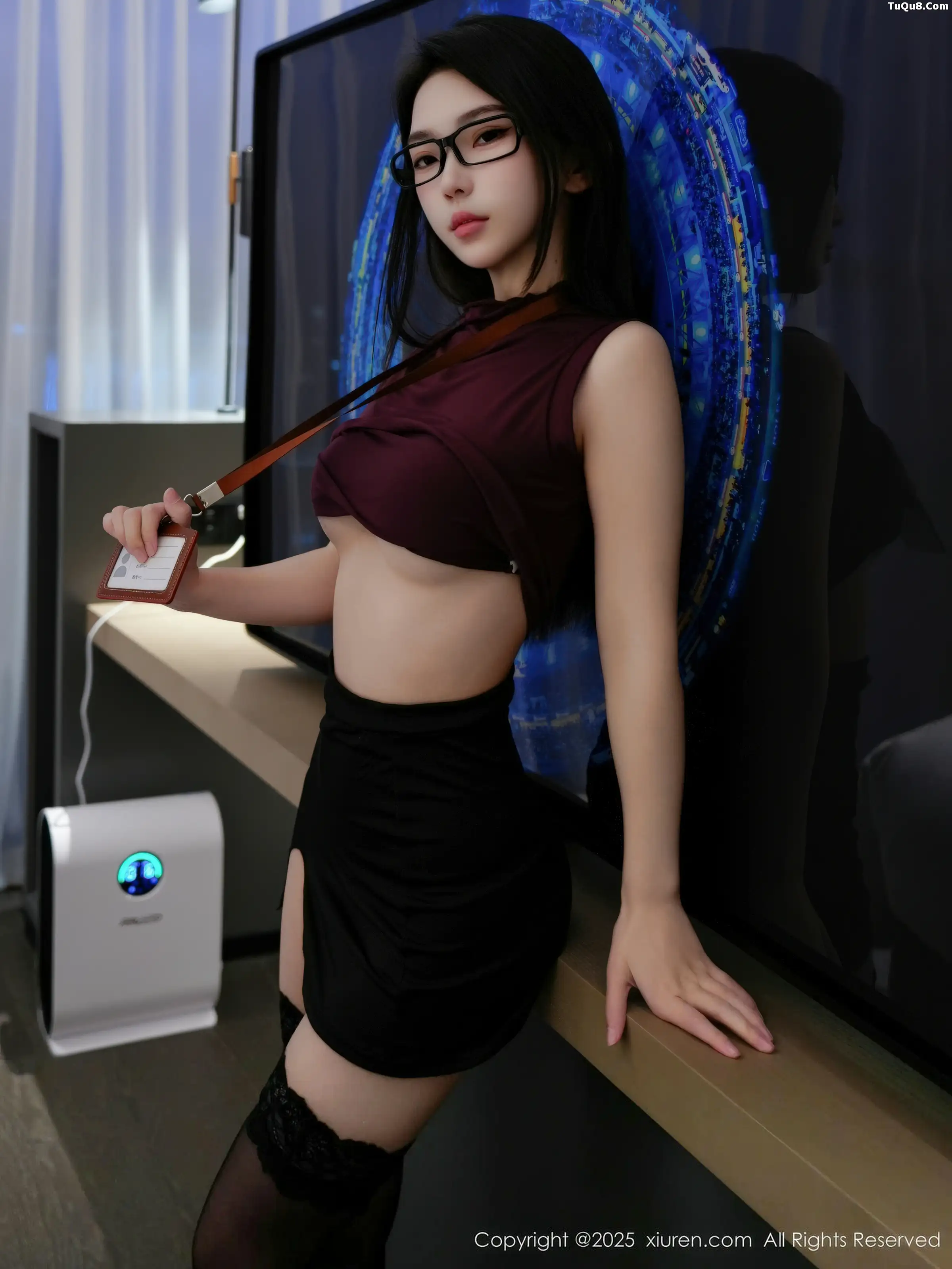   [XiuRen]高清写真图 2025.12.22 No.11135 烧烧小桃 OL服饰第1张图片