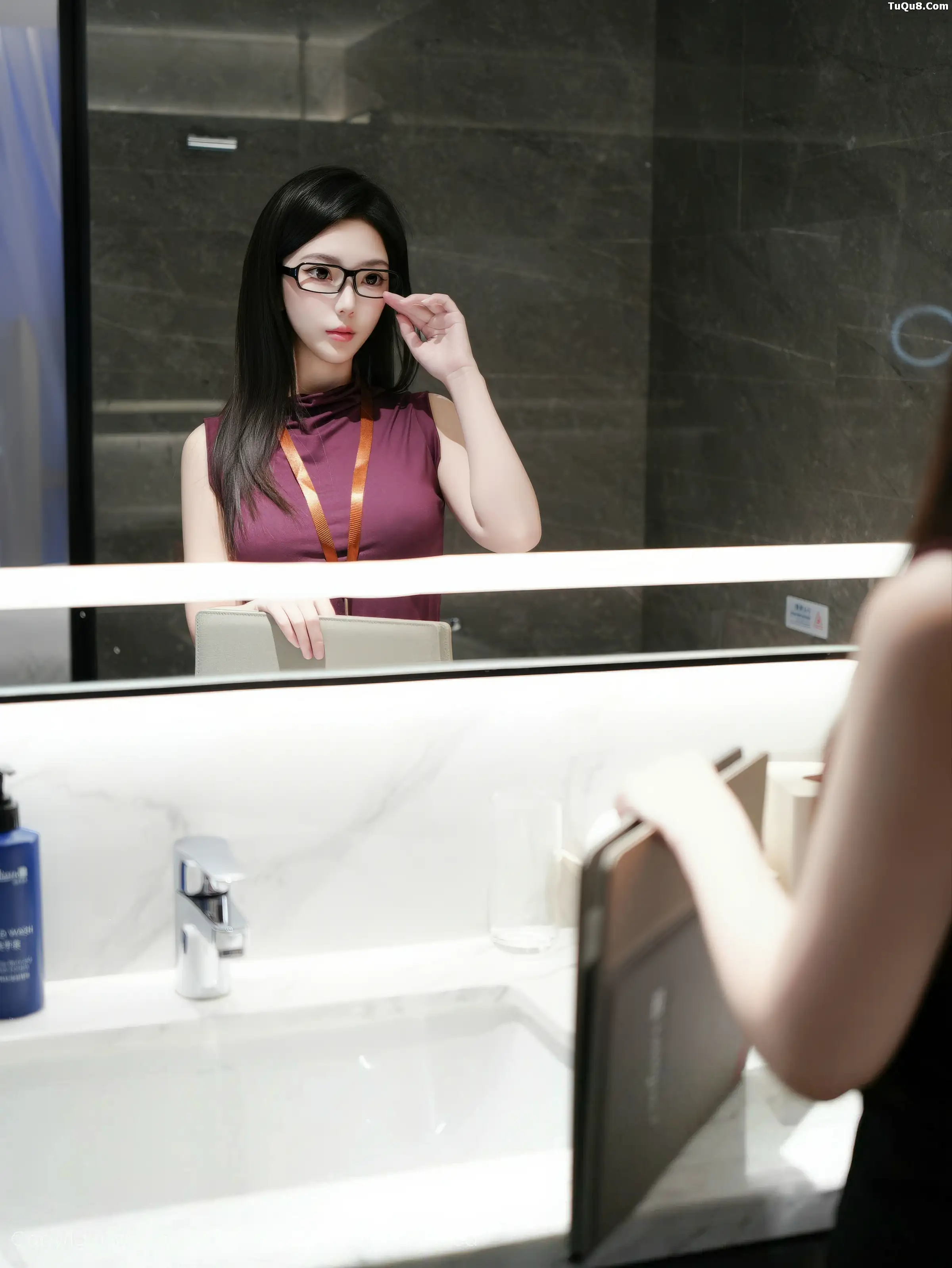   [XiuRen]高清写真图 2025.12.22 No.11135 烧烧小桃 OL服饰第22张图片