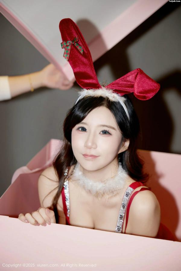   [XiuRen]高清写真图 2025.12.24 No.11149 小肉肉咪 圣诞主题第6张图片