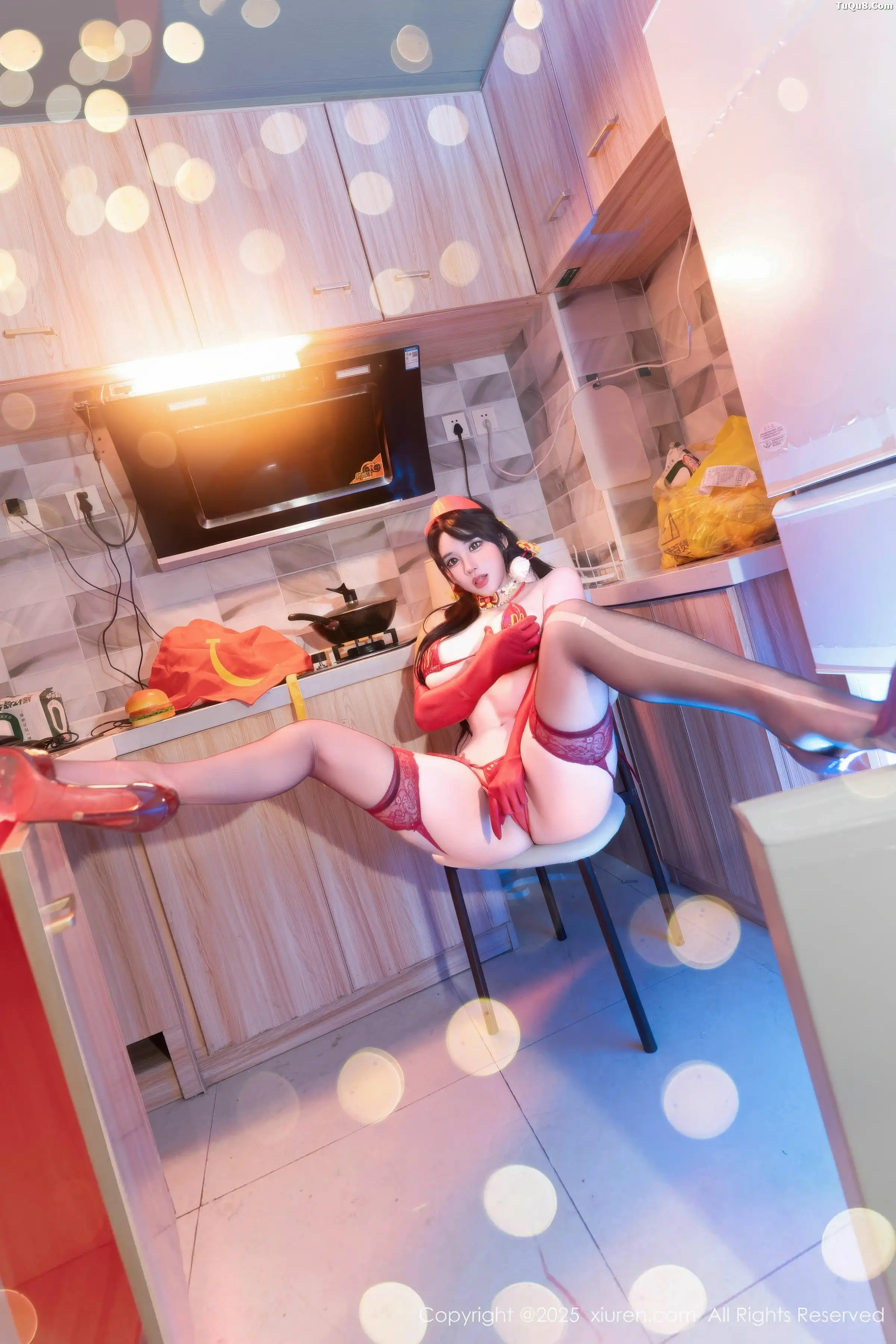   [XiuRen]高清写真图 2025.12.25 No.11154 汐汐爱吃草莓 红色情趣内衣第23张图片
