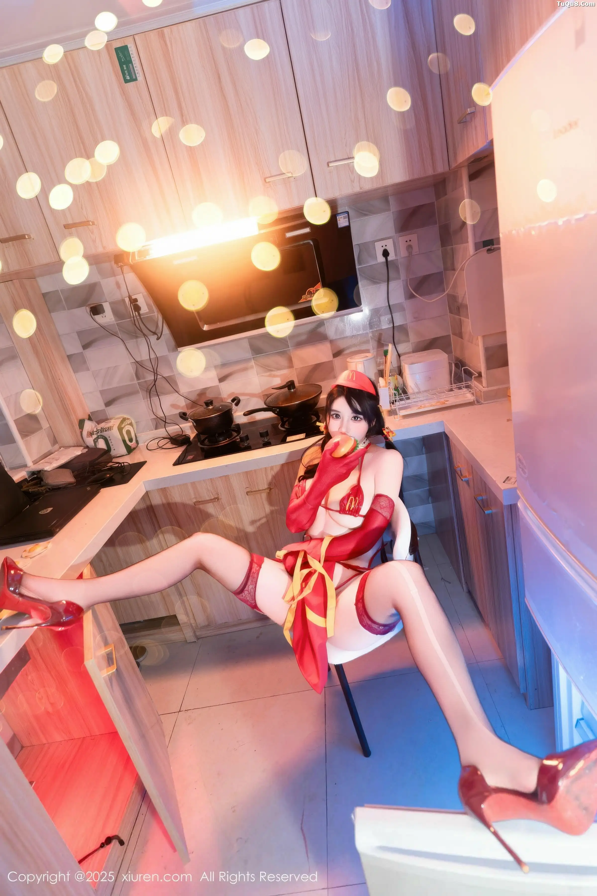   [XiuRen]高清写真图 2025.12.25 No.11154 汐汐爱吃草莓 红色情趣内衣第29张图片