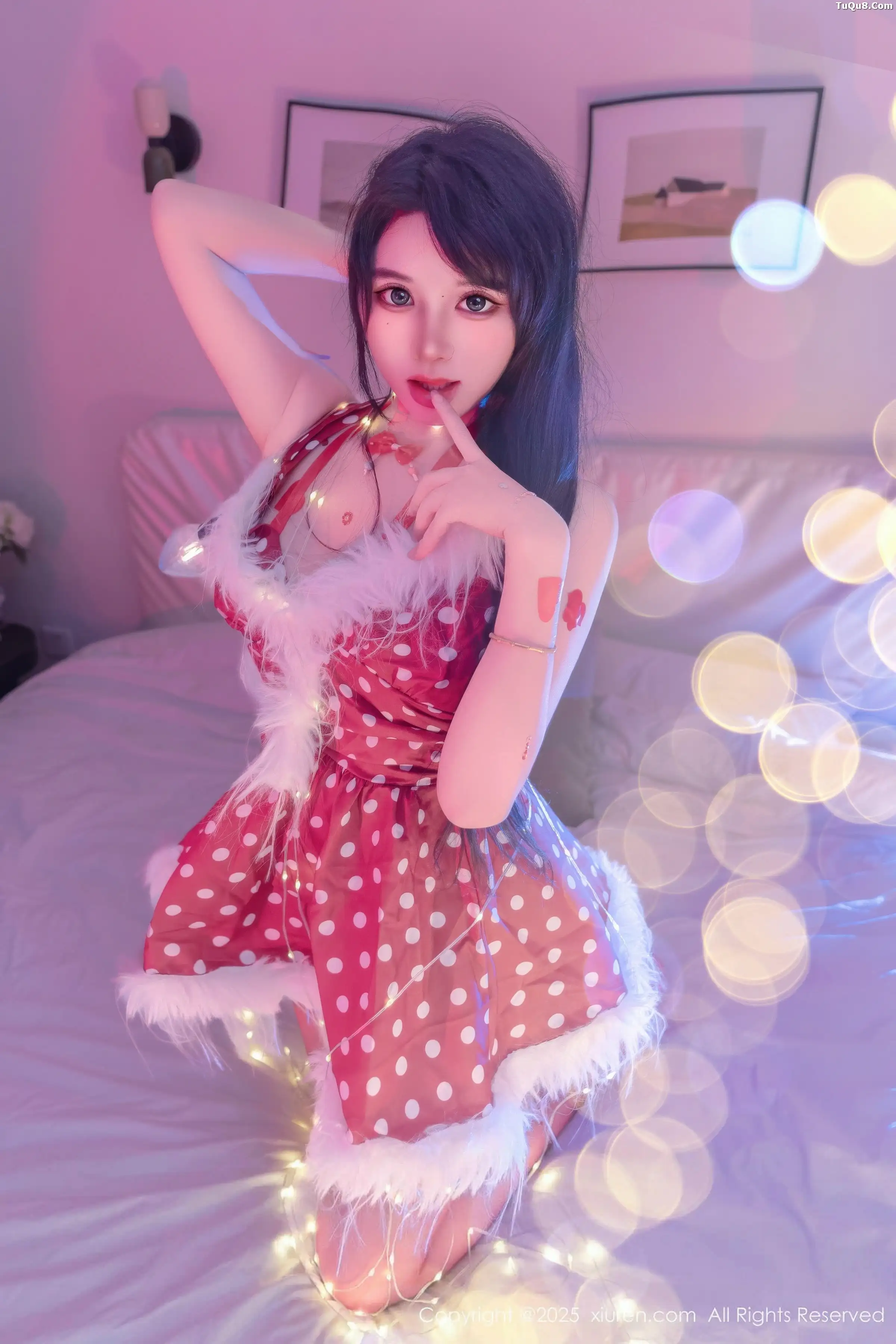   [XiuRen]高清写真图 2025.12.25 No.11154 汐汐爱吃草莓 红色情趣内衣第40张图片