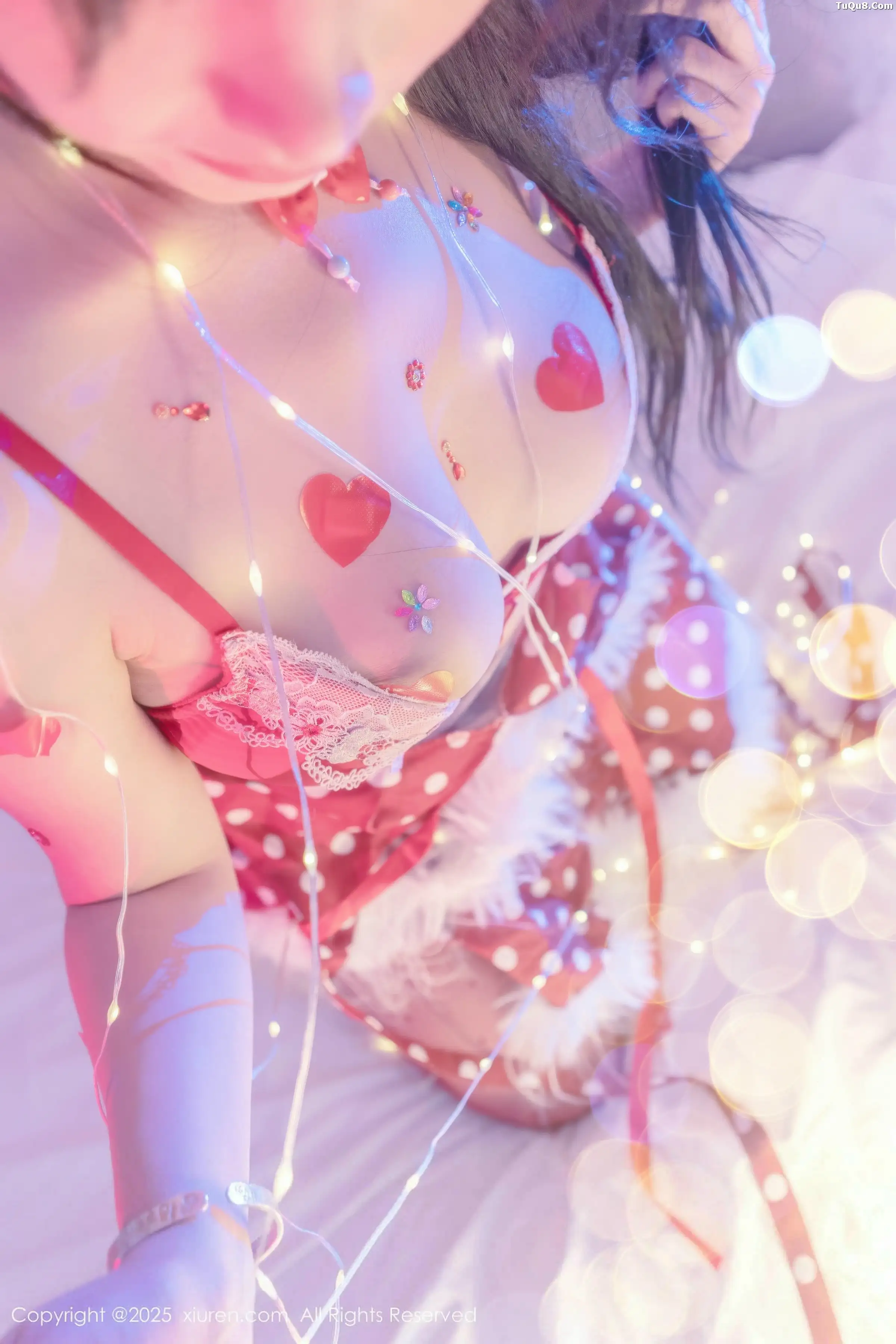   [XiuRen]高清写真图 2025.12.25 No.11154 汐汐爱吃草莓 红色情趣内衣第48张图片