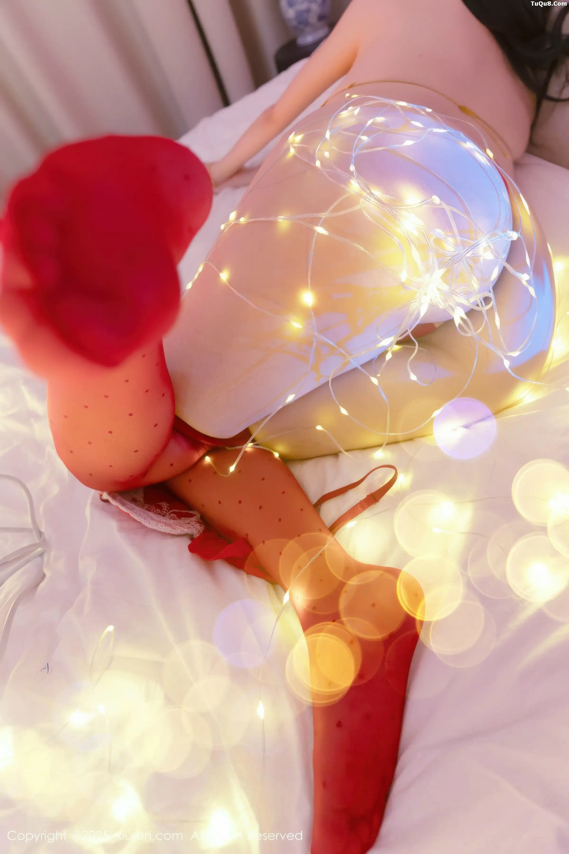   [XiuRen]高清写真图 2025.12.25 No.11154 汐汐爱吃草莓 红色情趣内衣第59张图片