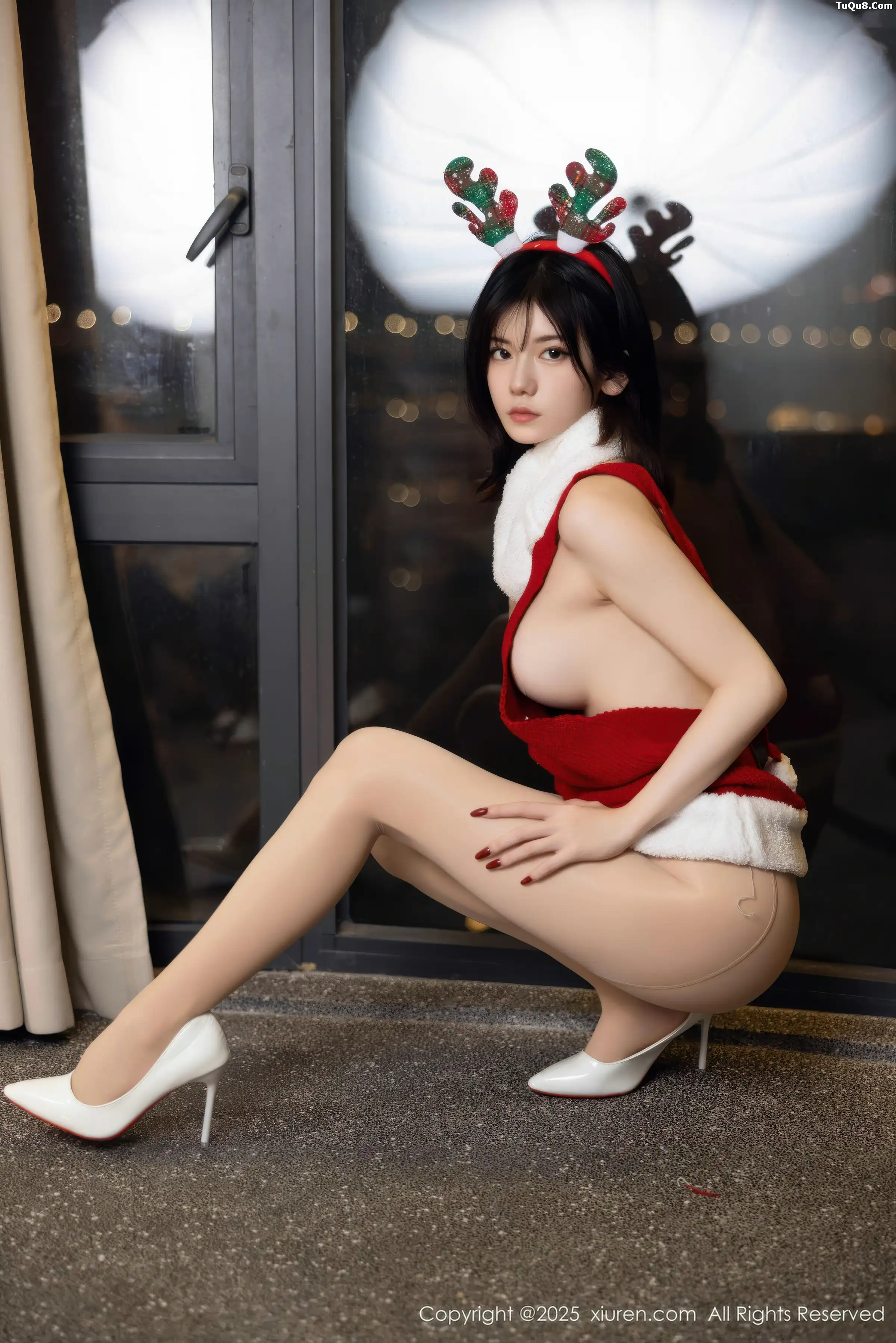   [XiuRen]高清写真图 2025.12.25 No.11158 凌七七 开背毛衣第6张图片