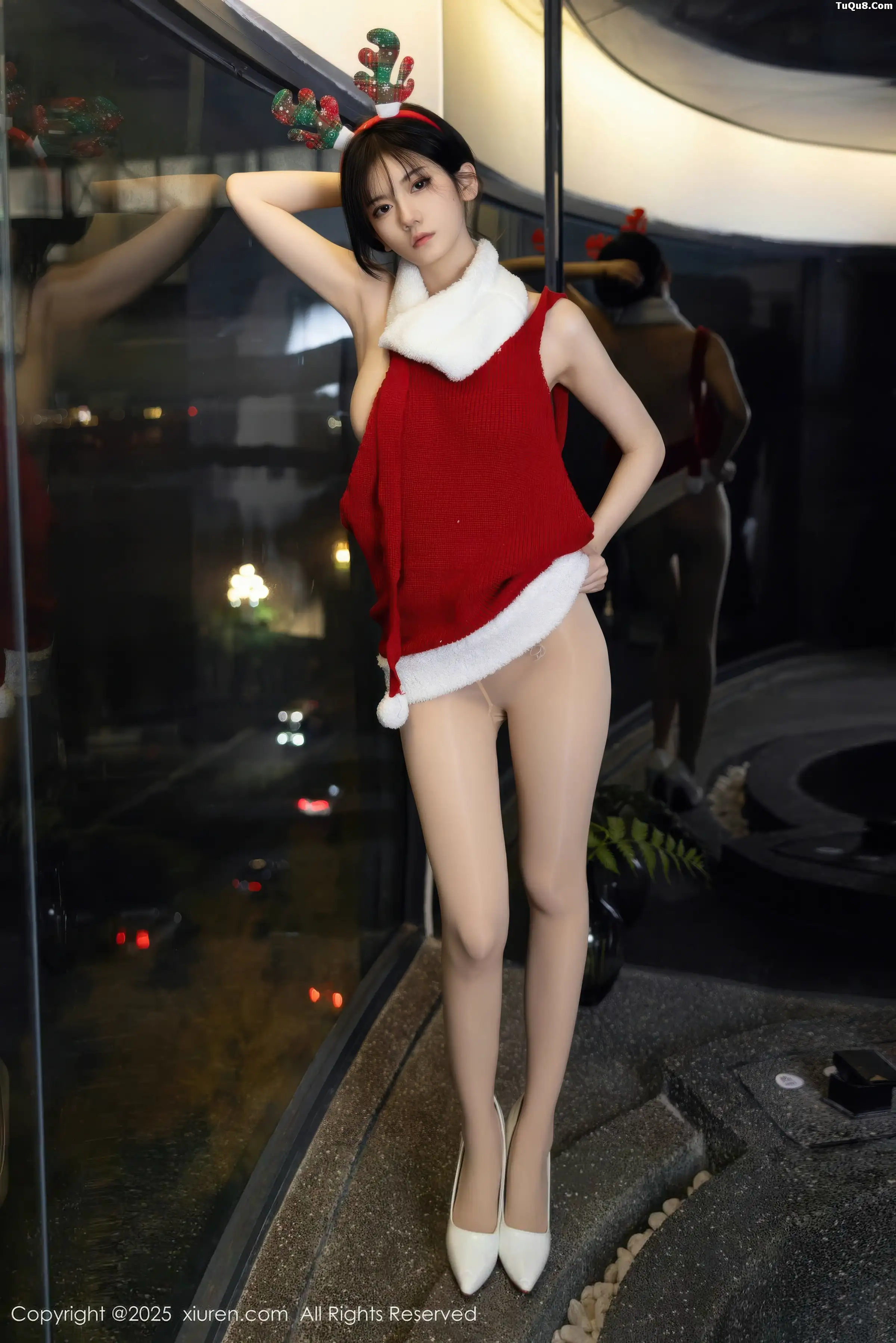   [XiuRen]高清写真图 2025.12.25 No.11158 凌七七 开背毛衣第15张图片