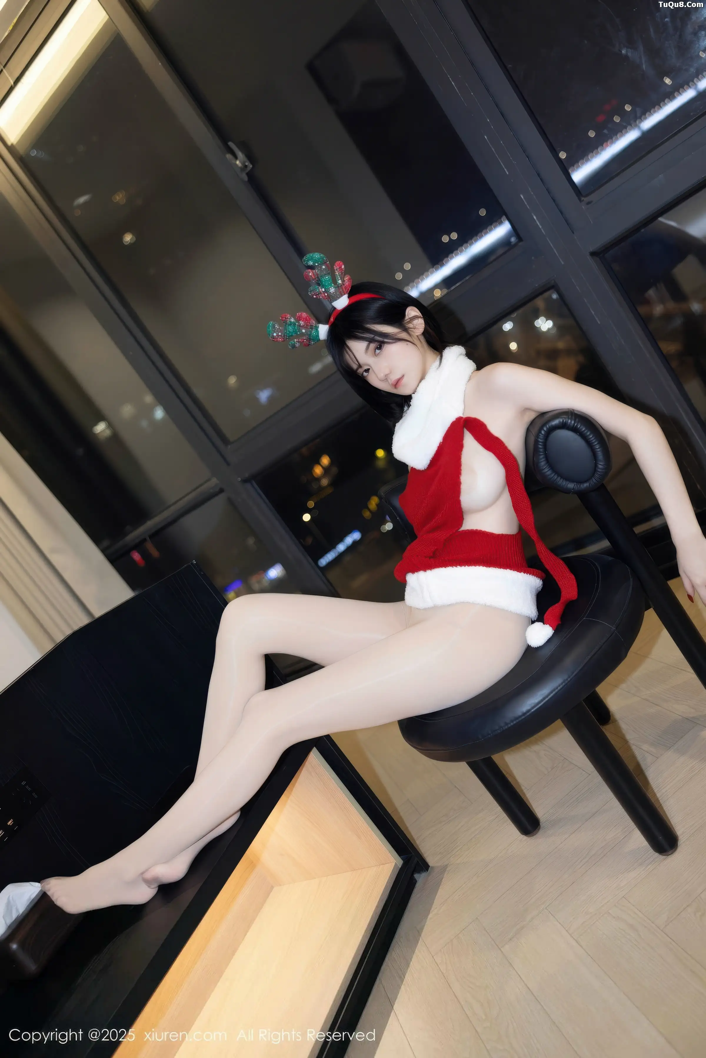   [XiuRen]高清写真图 2025.12.25 No.11158 凌七七 开背毛衣第32张图片