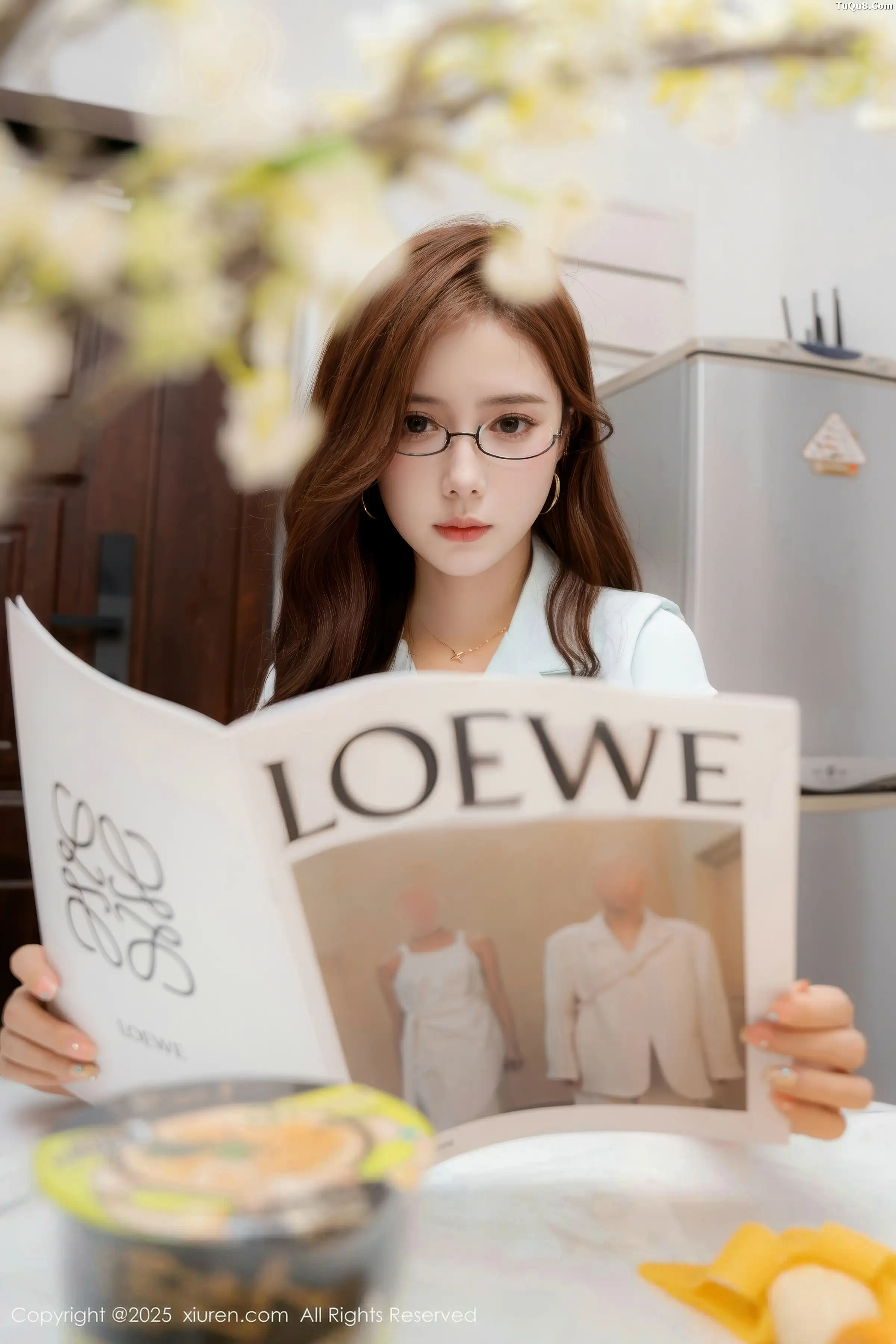   [XiuRen]高清写真图 2025.12.26 No.11162 拍黄瓜girl OL套装第17张图片