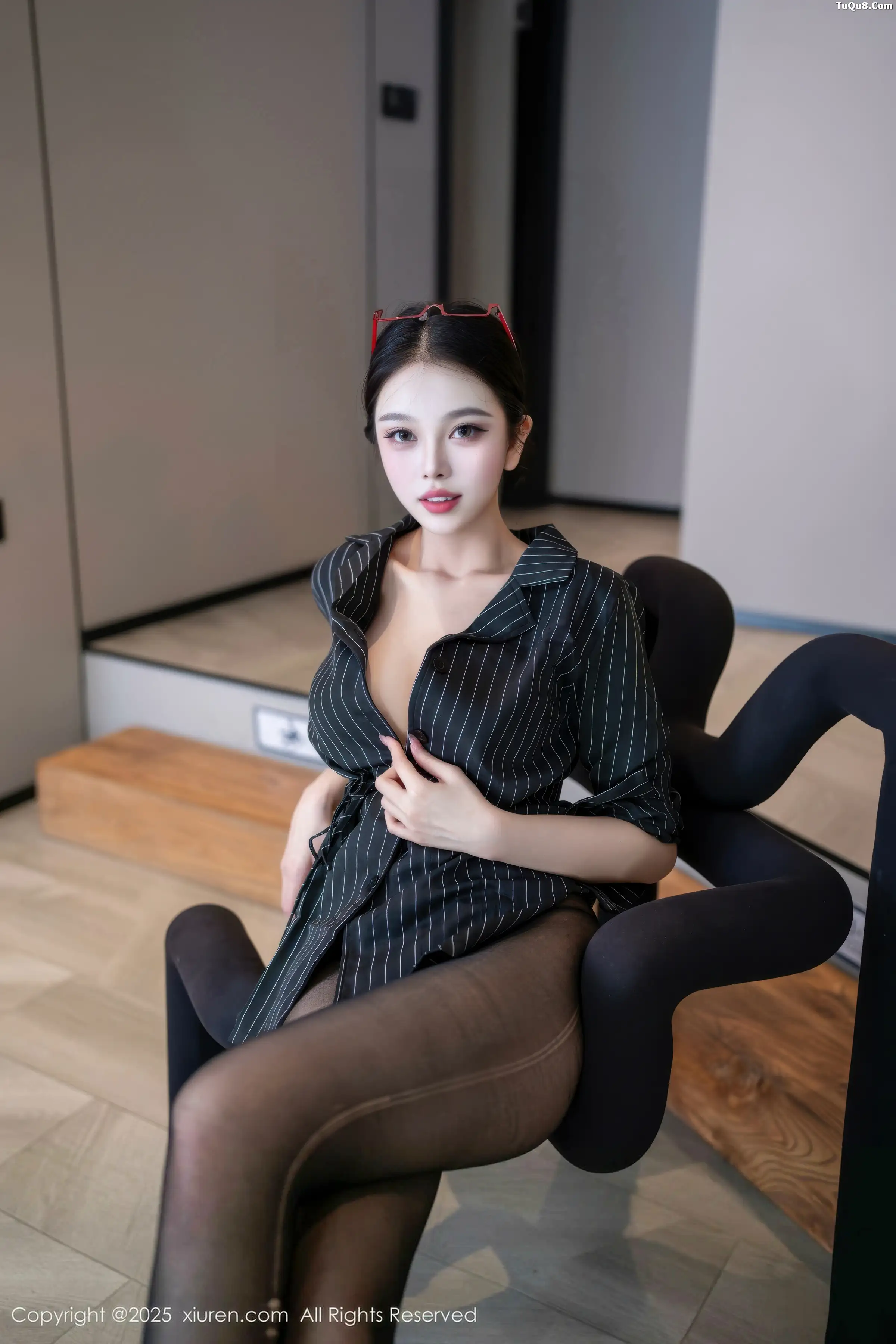   [XiuRen]高清写真图 2025.12.26 No.11160 诺诺子 开档黑丝第5张图片