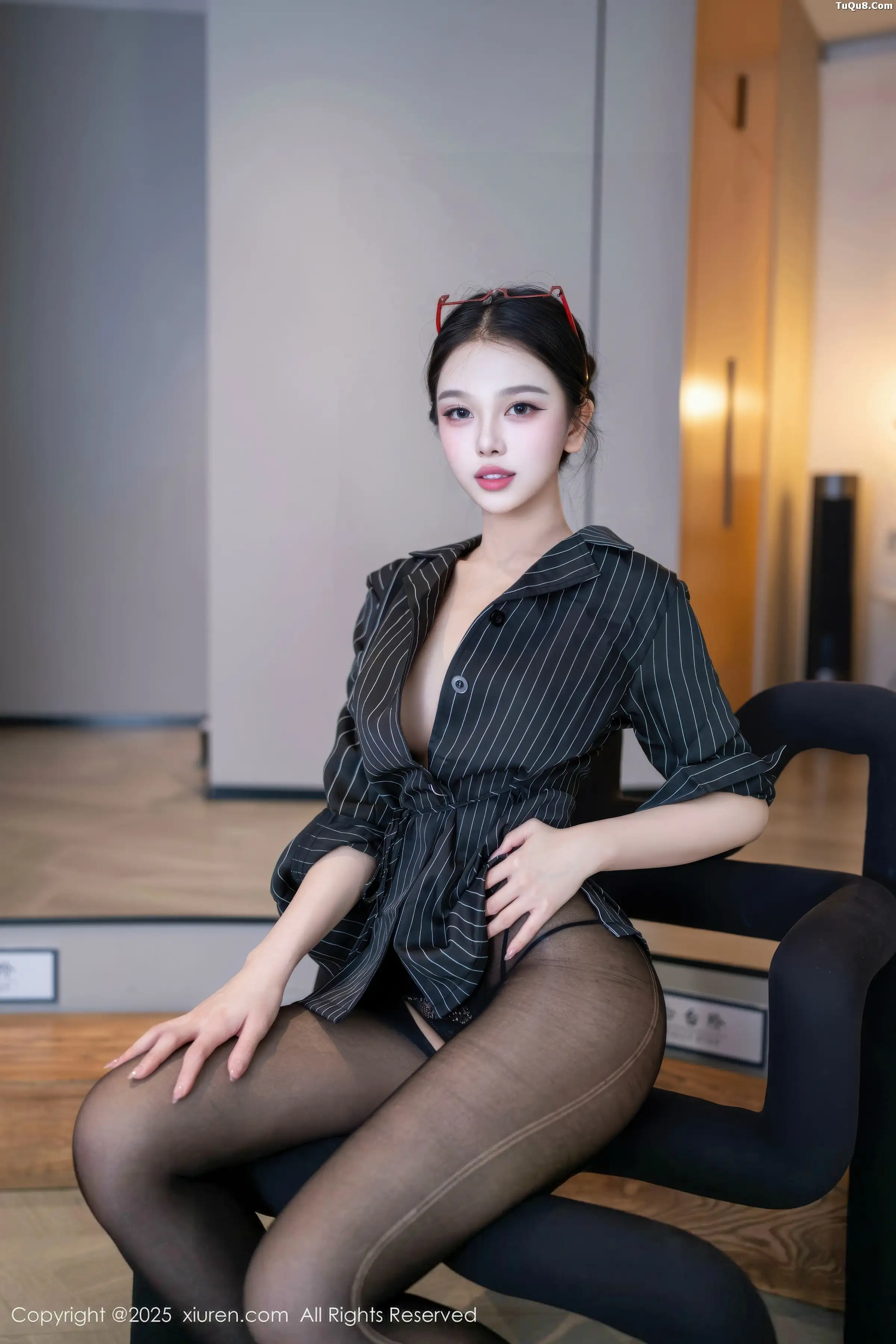   [XiuRen]高清写真图 2025.12.26 No.11160 诺诺子 开档黑丝第13张图片