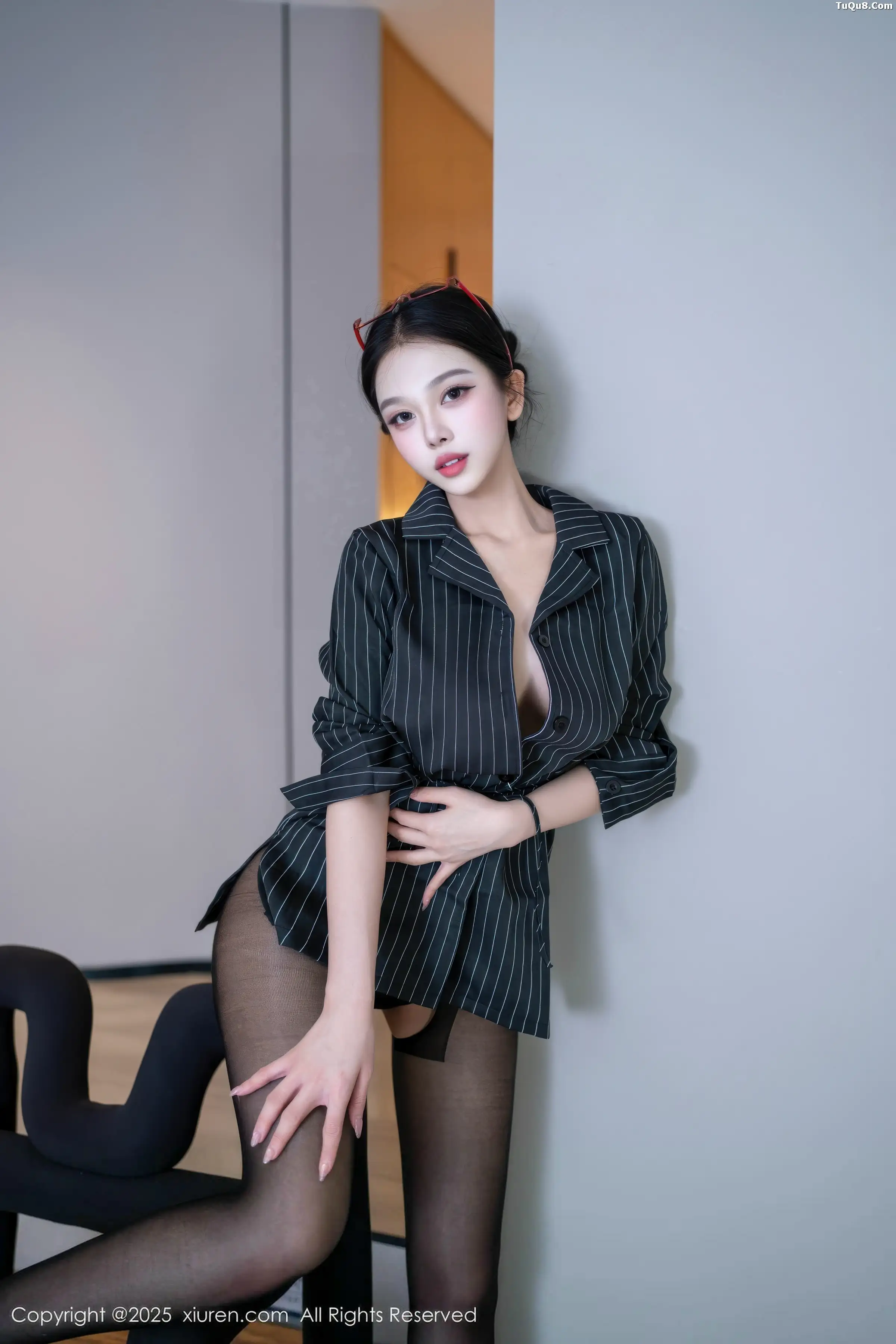   [XiuRen]高清写真图 2025.12.26 No.11160 诺诺子 开档黑丝第17张图片