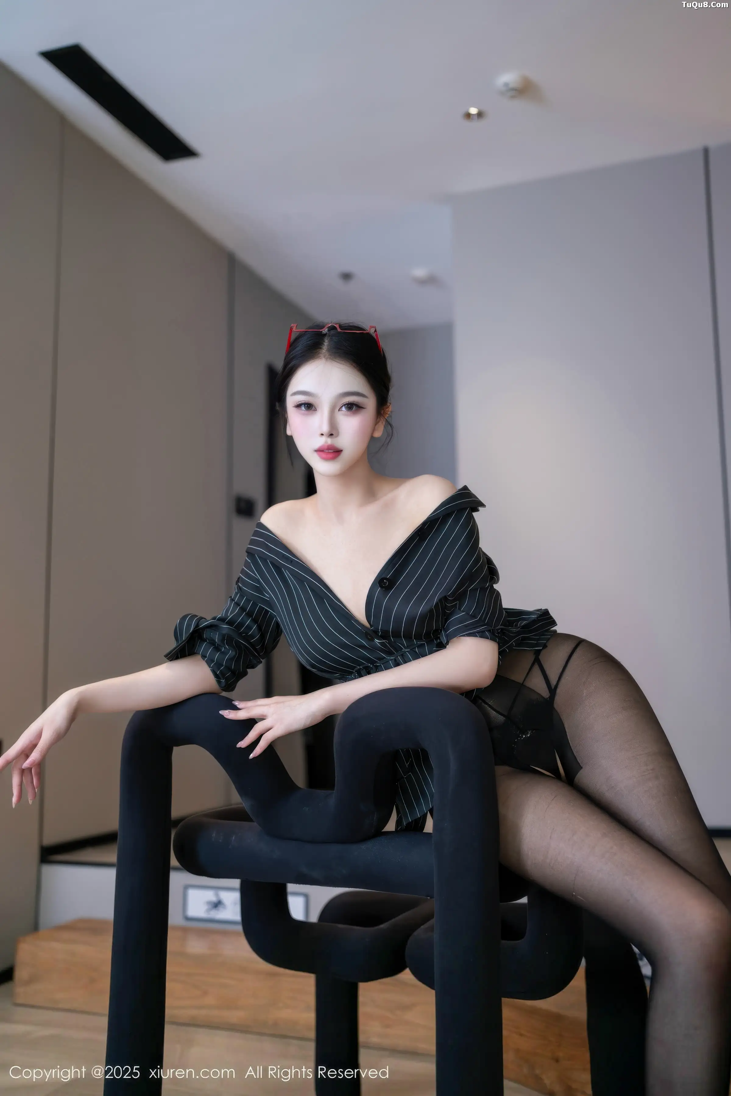   [XiuRen]高清写真图 2025.12.26 No.11160 诺诺子 开档黑丝第22张图片