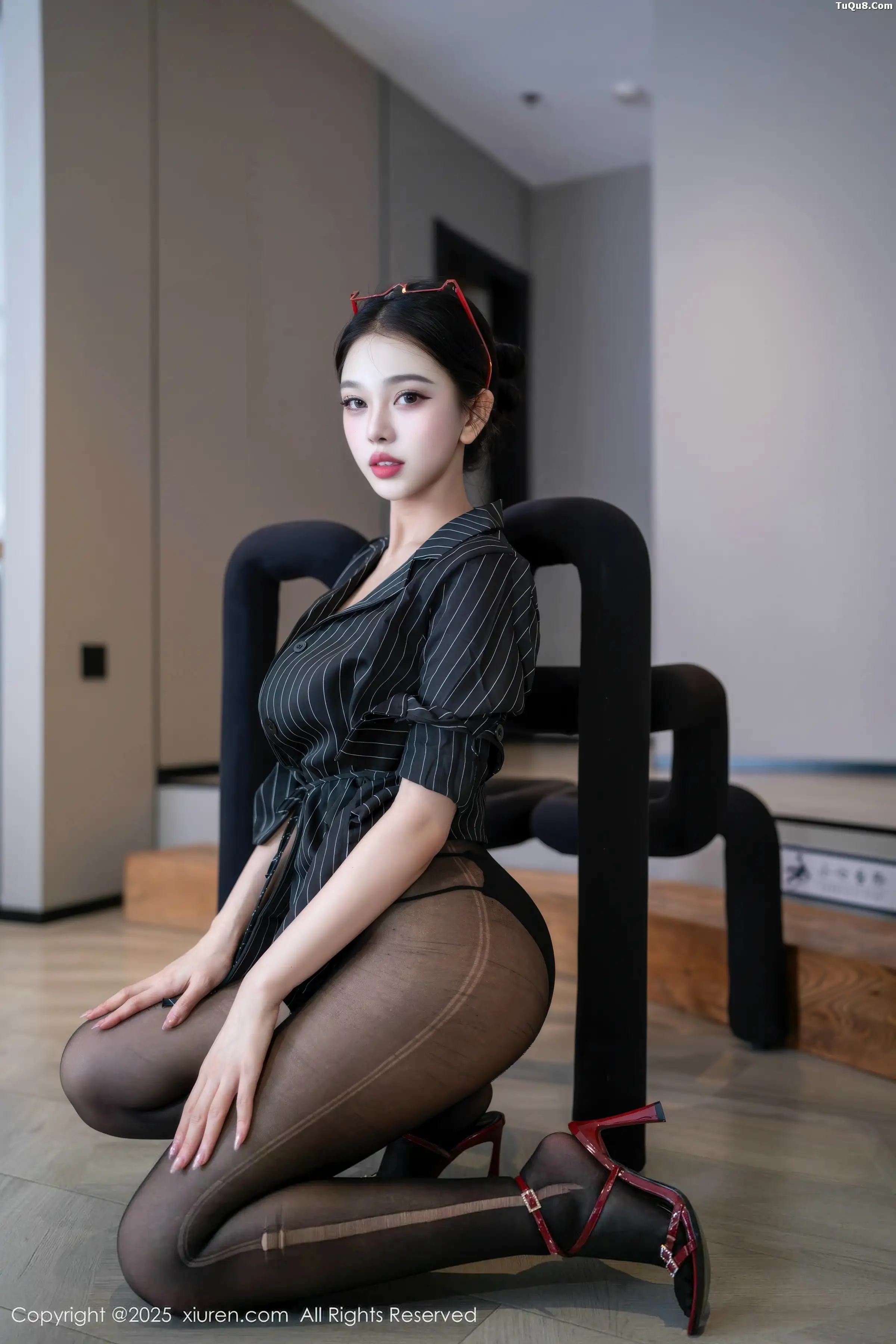   [XiuRen]高清写真图 2025.12.26 No.11160 诺诺子 开档黑丝第23张图片