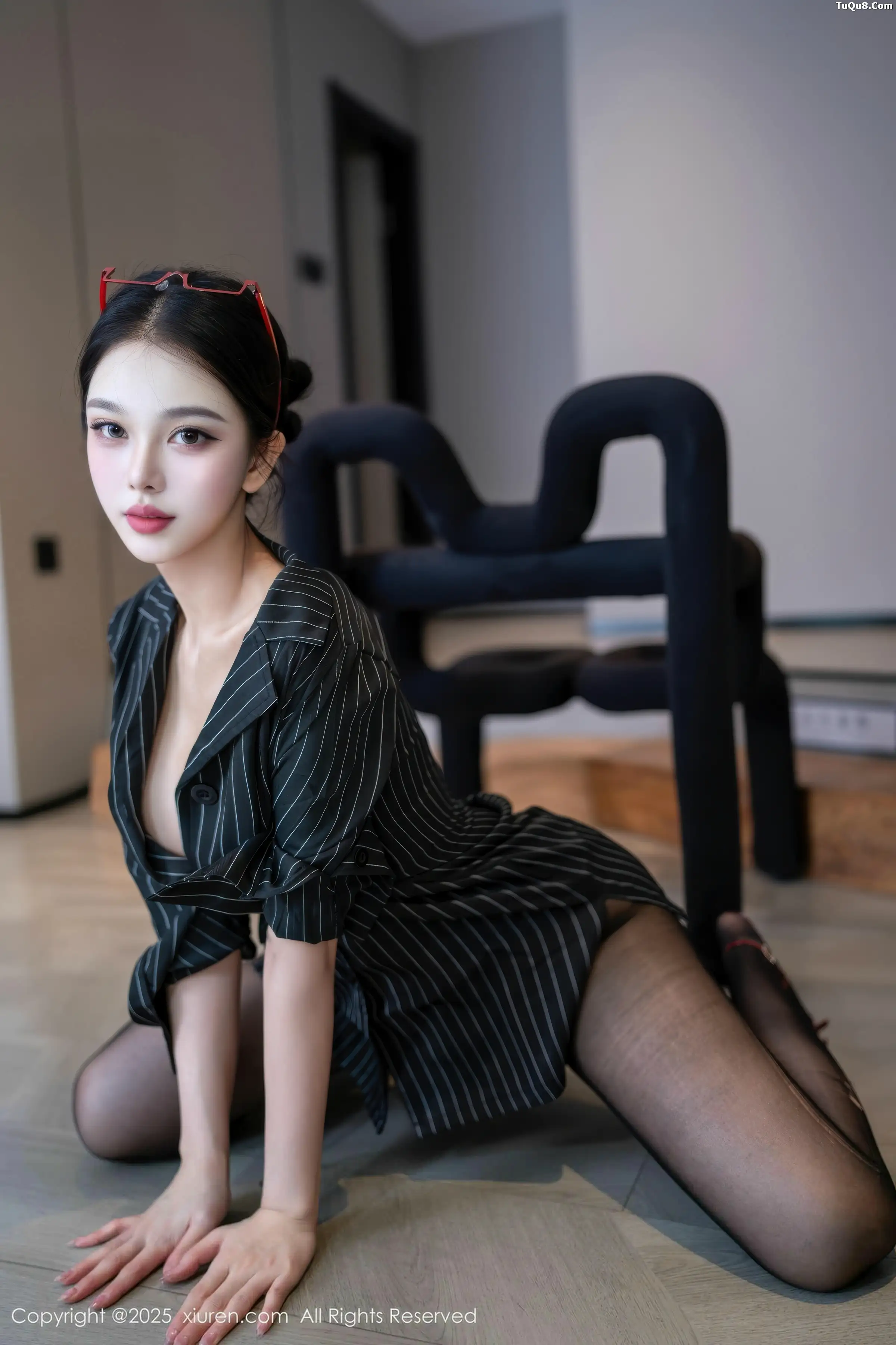   [XiuRen]高清写真图 2025.12.26 No.11160 诺诺子 开档黑丝第25张图片